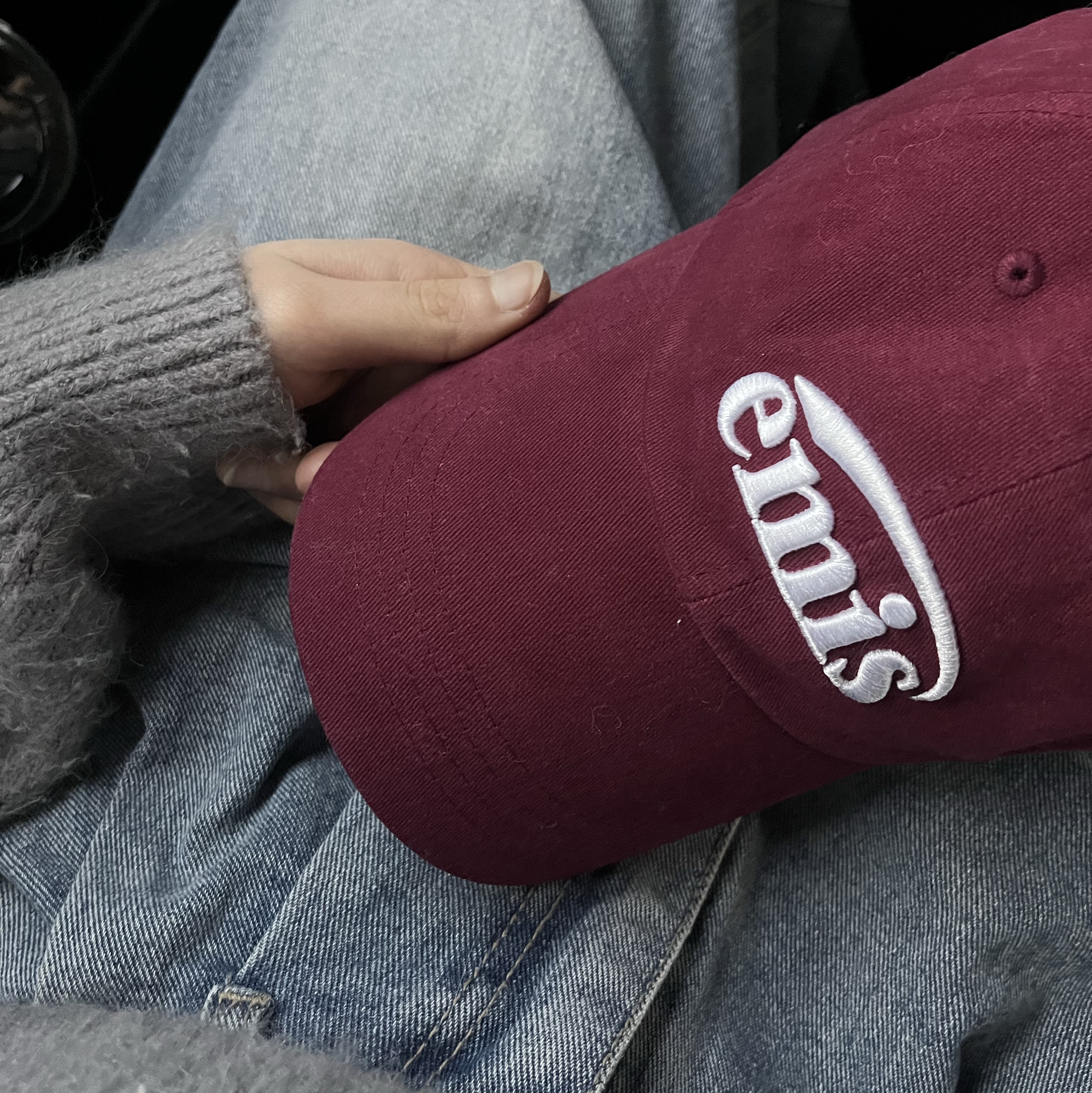 Emis New Logo Emis Cap Burgundy 착용 스타일
