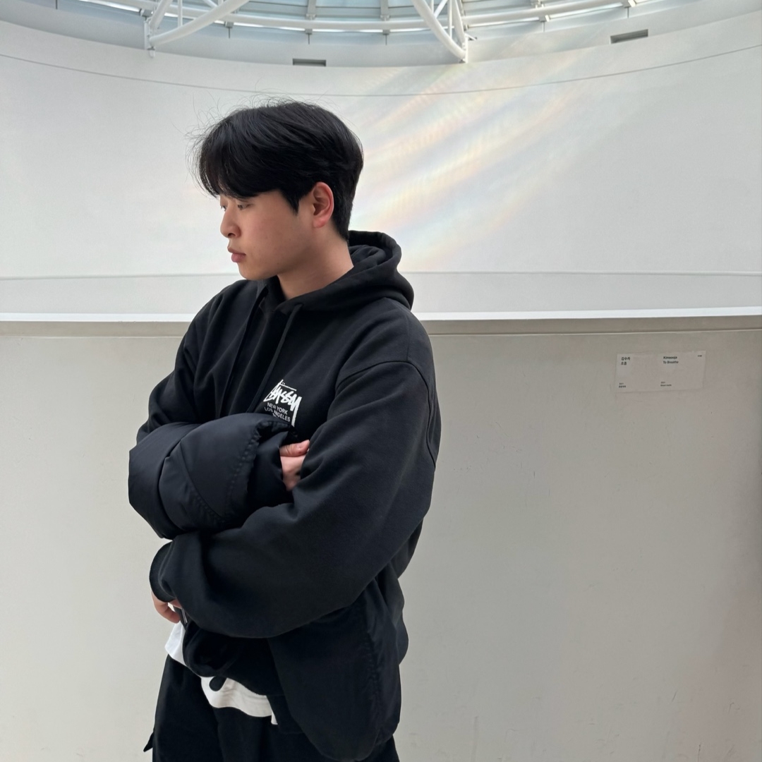 Stussy World Tour Hoodie Black 2023 착용 스타일 - 2