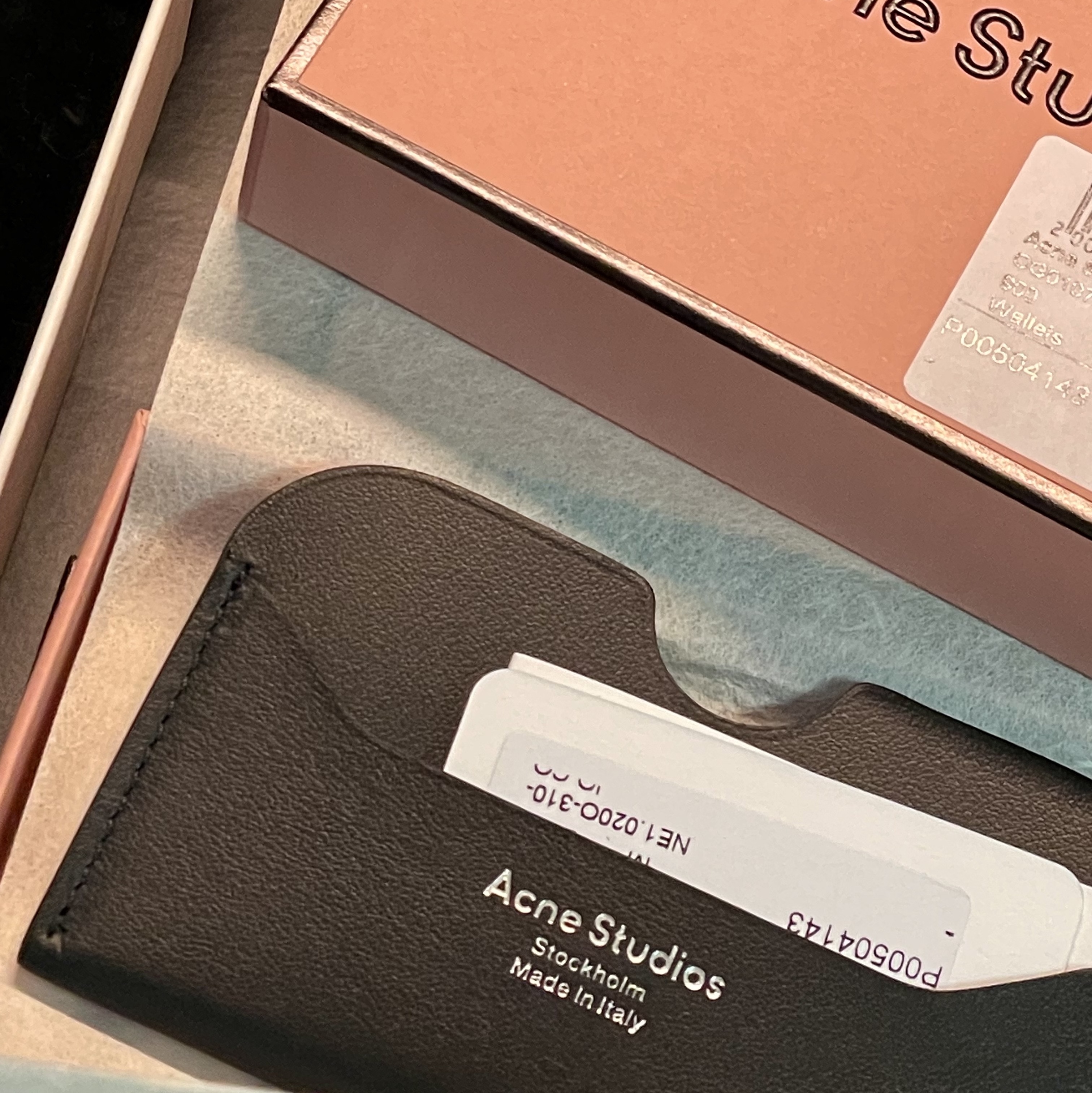 Acne Studios Elmas Card Holder Black, Jacquemus Le Collier Chiquito Charm Chain Necklace Light Gold 착용 스타일 - 3