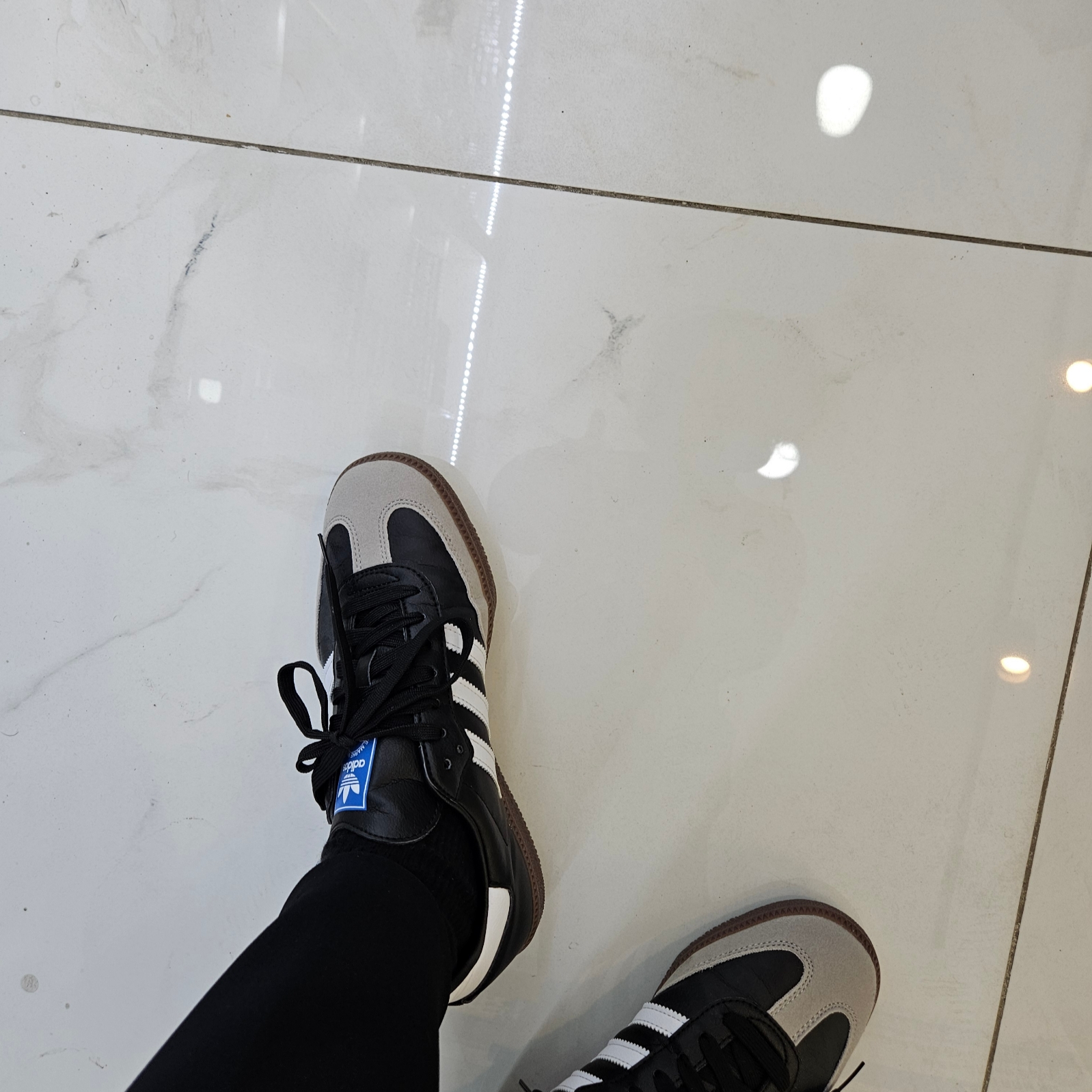 Adidas Samba Vegan Black White 착용 스타일 - 1