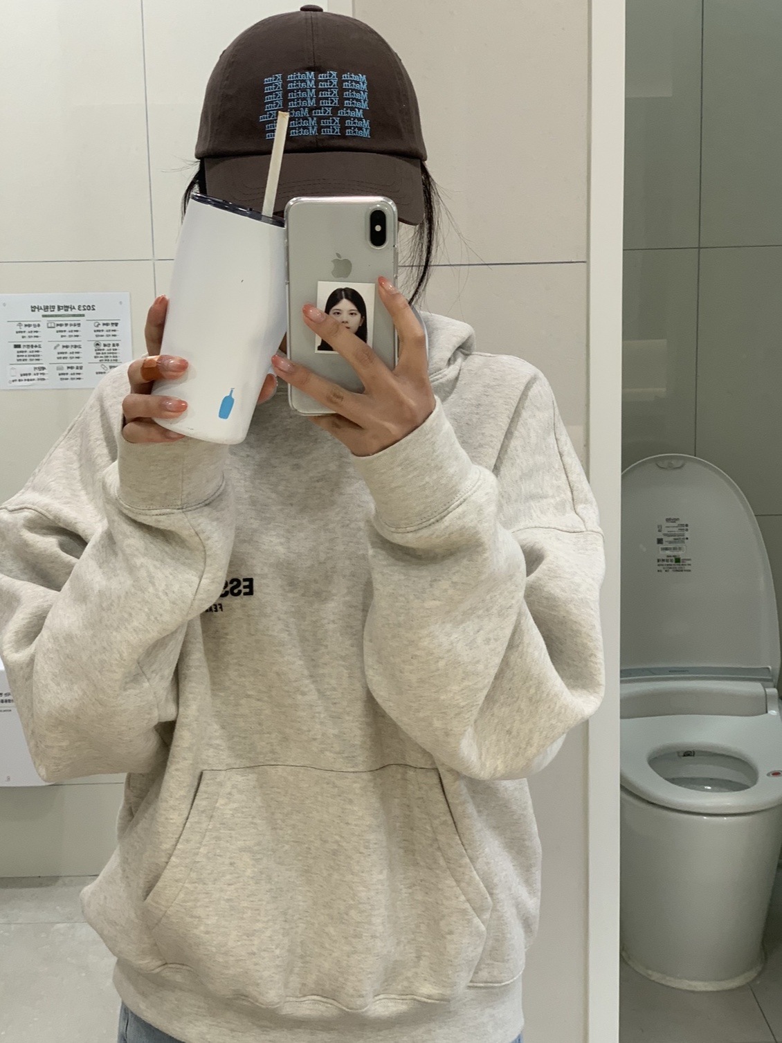(W) Matin Kim Lettering Ball Cap Brown, Essentials The Core Collection Hoodie Light Oatmeal 착용 스타일
