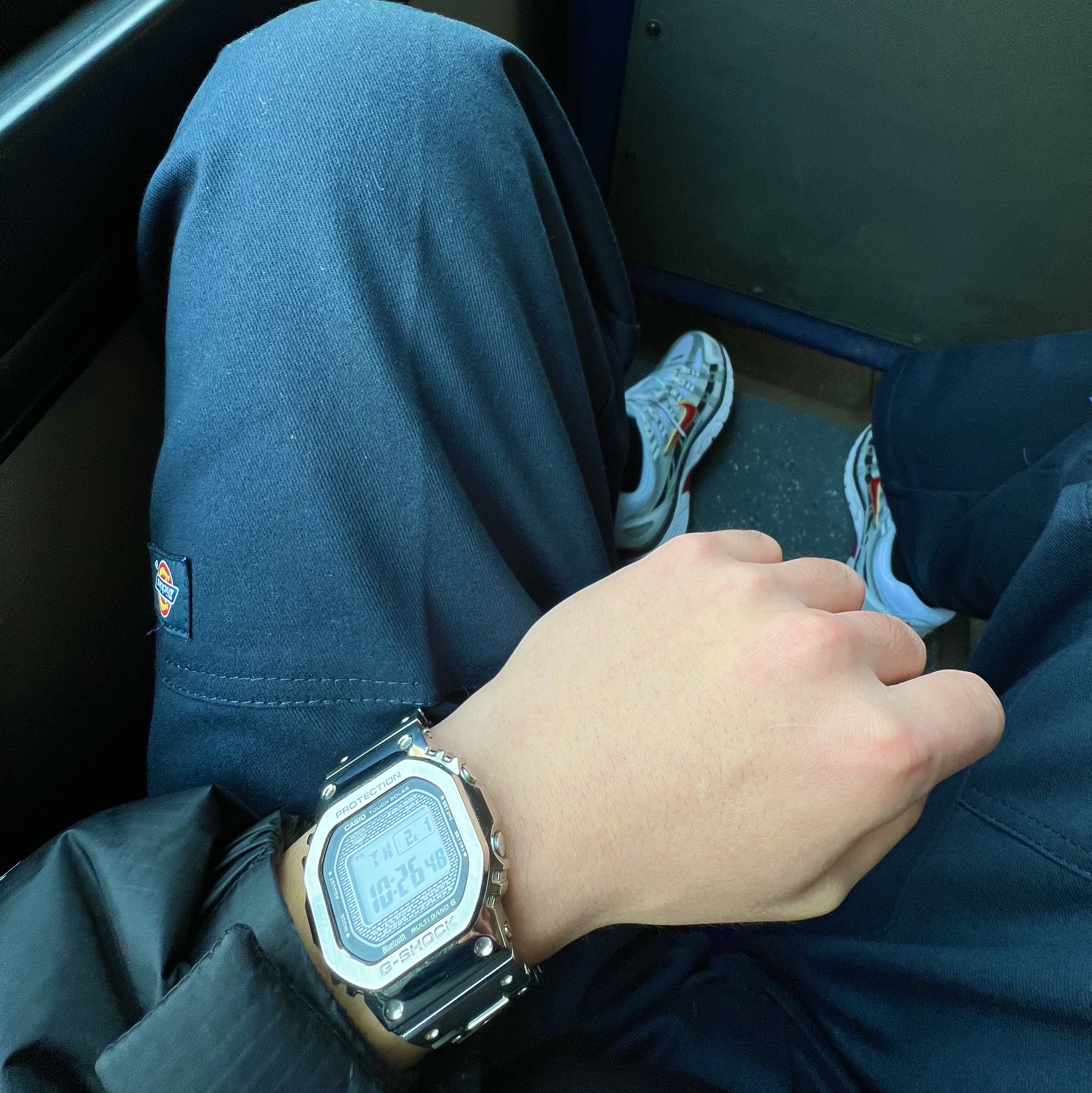 Casio G-Shock GMW-B5000D-1, Nike P-6000 White Varsity Red 착용 스타일