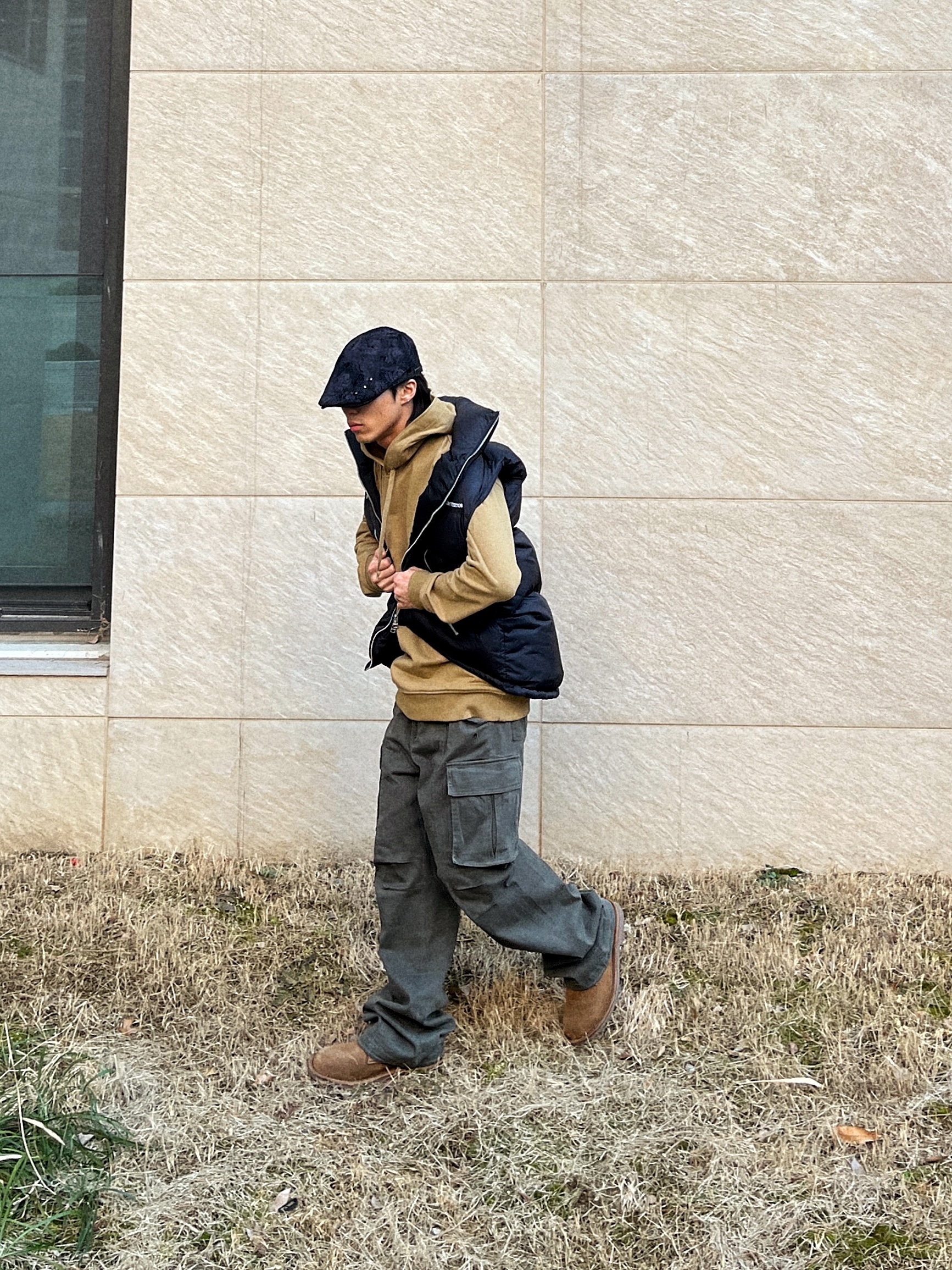 [KREAM 단독] Safarispot Basic Safari Hoodie Sand 착용 스타일 - 3