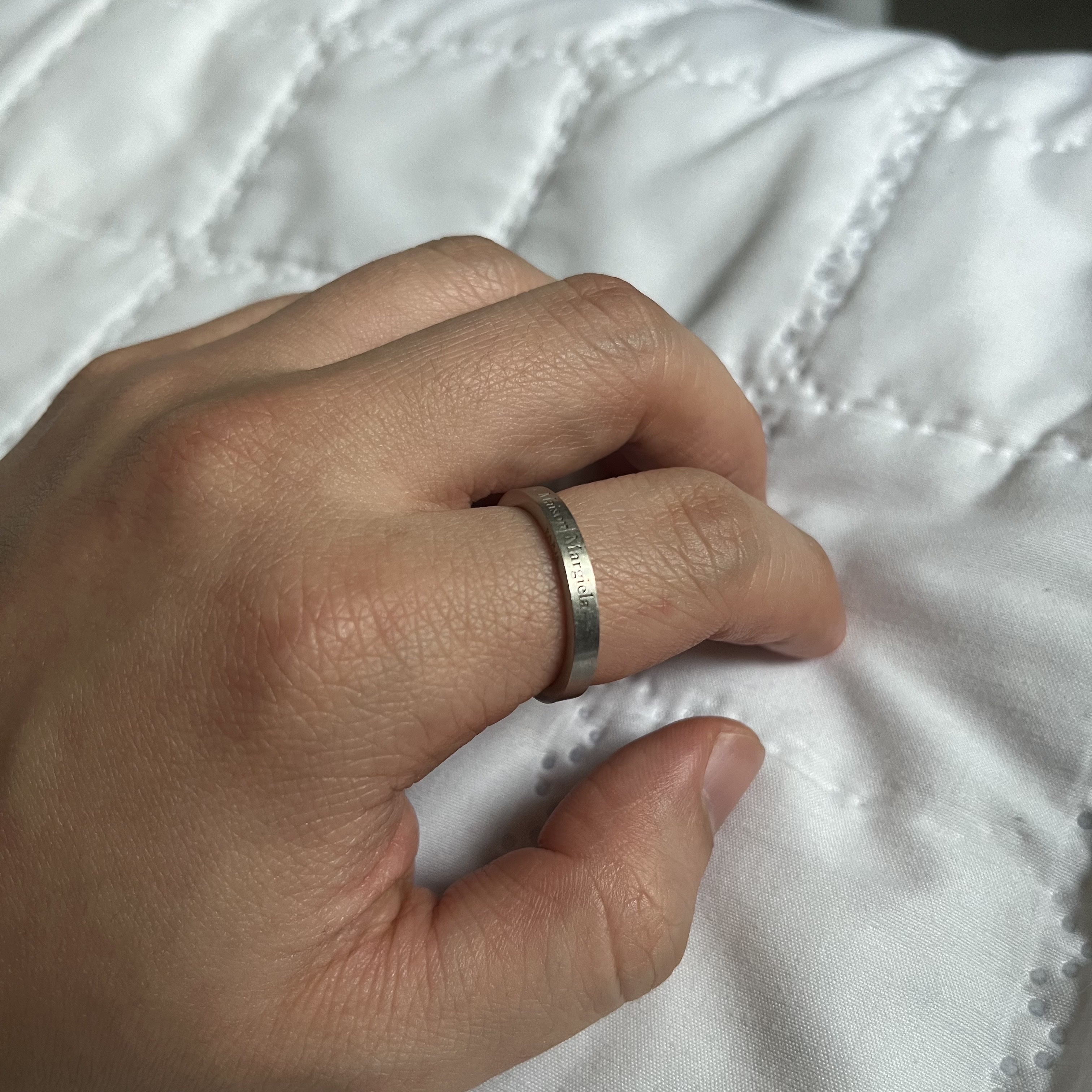 Maison Margiela Logo Ring Palladium 착용 스타일 - 3