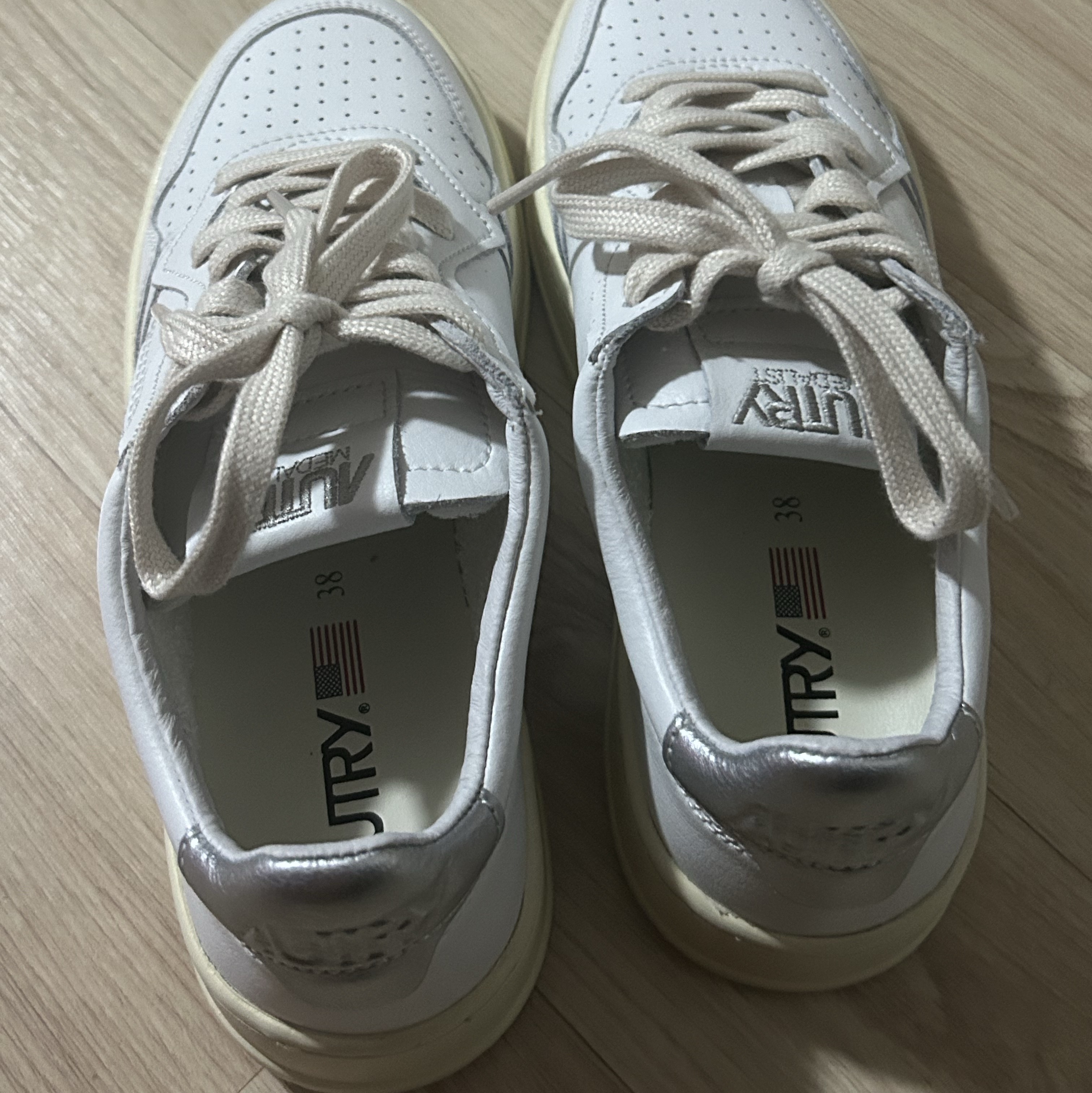 (W) Autry Medalist Low Leather Sneakers White Silver 착용 스타일 - 4