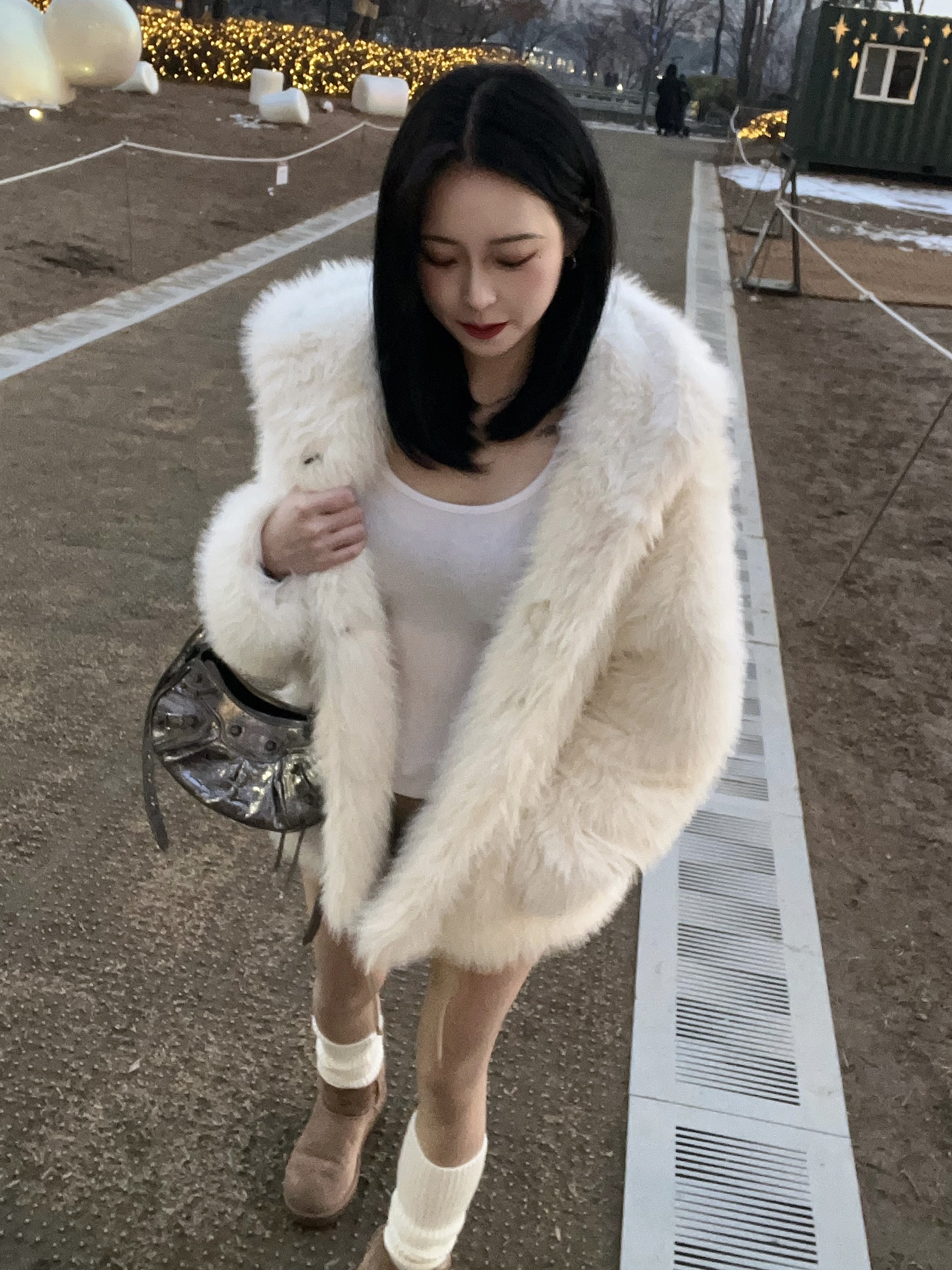 (W) UGG Classic Mini II Boots Chestnut, Balenciaga Le Cagole XS Shoulder Bag Metallized Silver 착용 스타일 - 2
