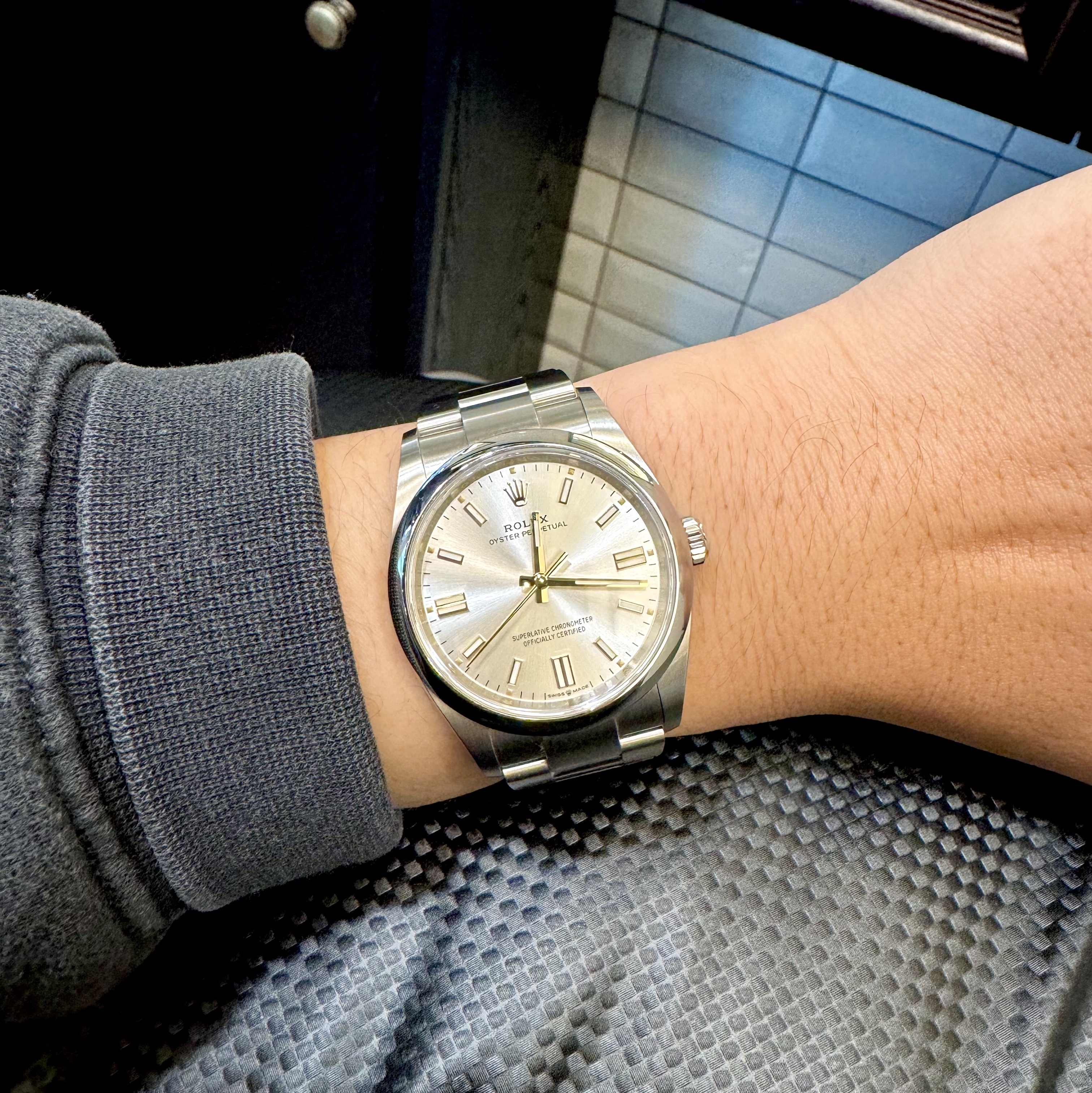 Rolex Oyster Perpetual 36mm 126000 Silver Oyster, Essentials Crewneck Sweatshirt Off Black - 22FW 착용 스타일 - 1