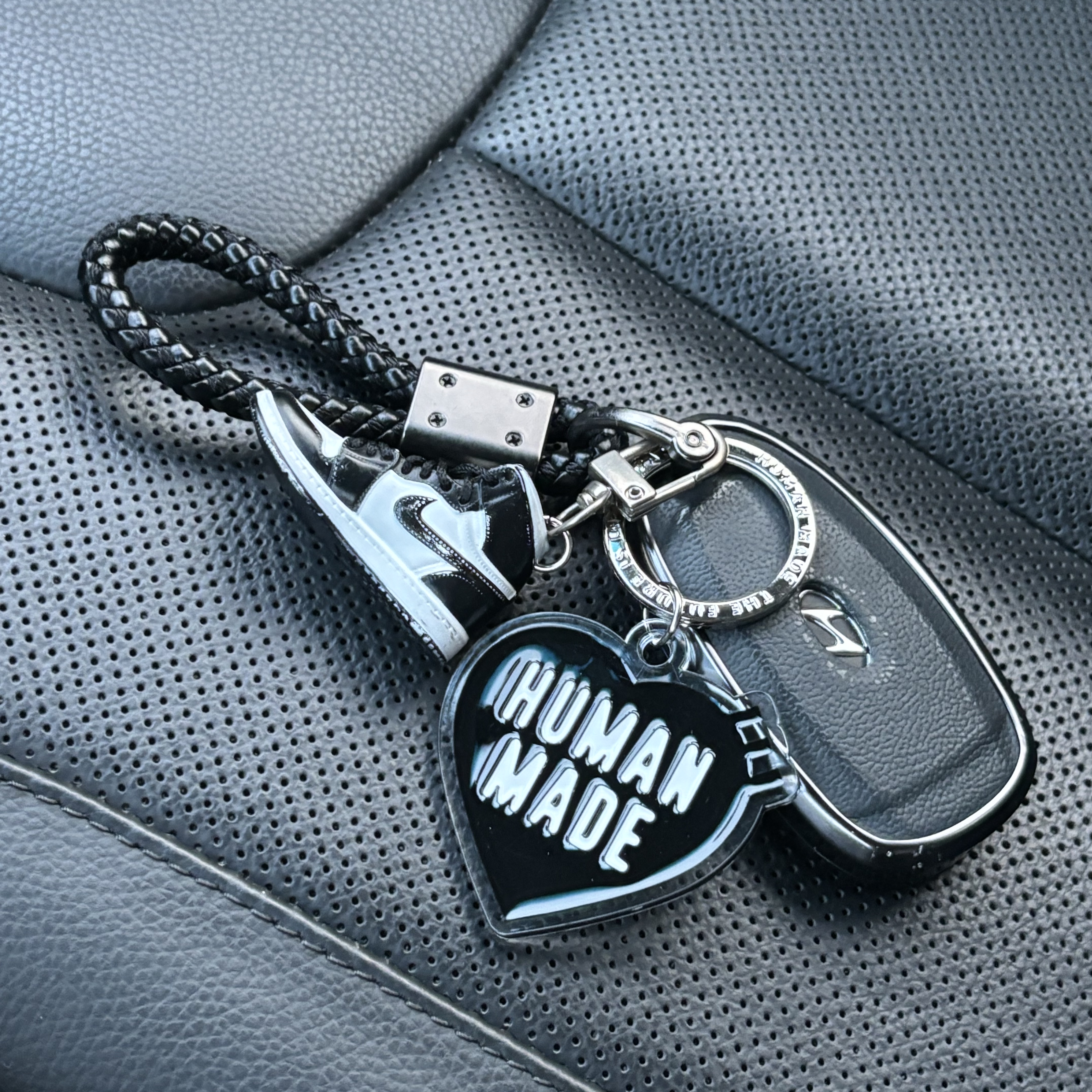 Human Made Heart Keyring Black 착용 스타일