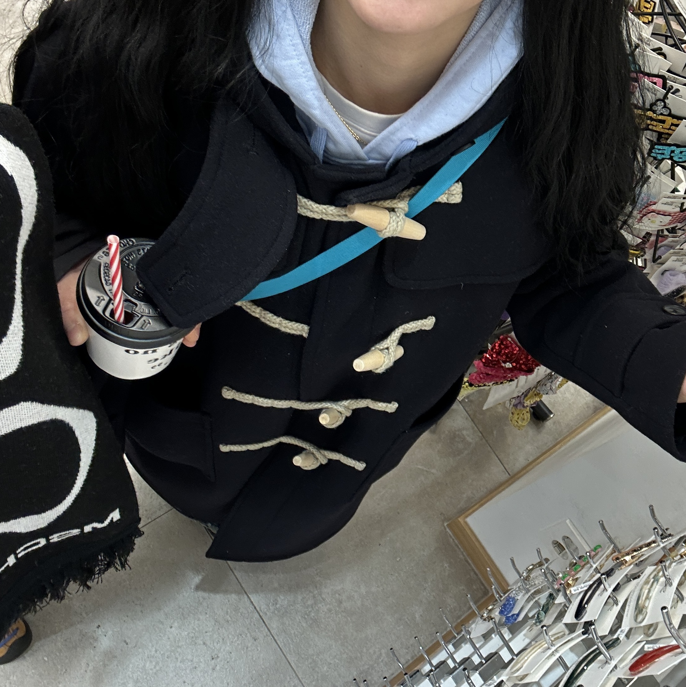 [KREAM 단독] Safarispot Women 1/2 Basic Safari Hoodie Sky, Mischief Rhombus Stadium Scarf Black 착용 스타일 - 1
