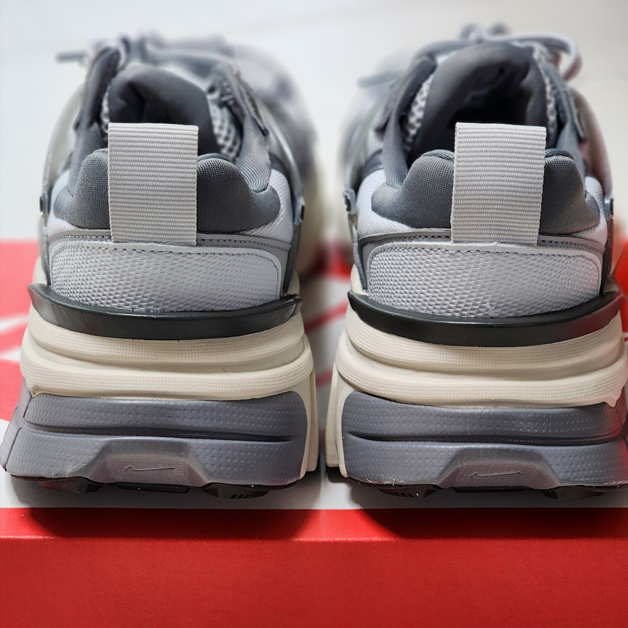 Nike V2K Run Pure Platinum Wolf Grey 착용 스타일 - 3