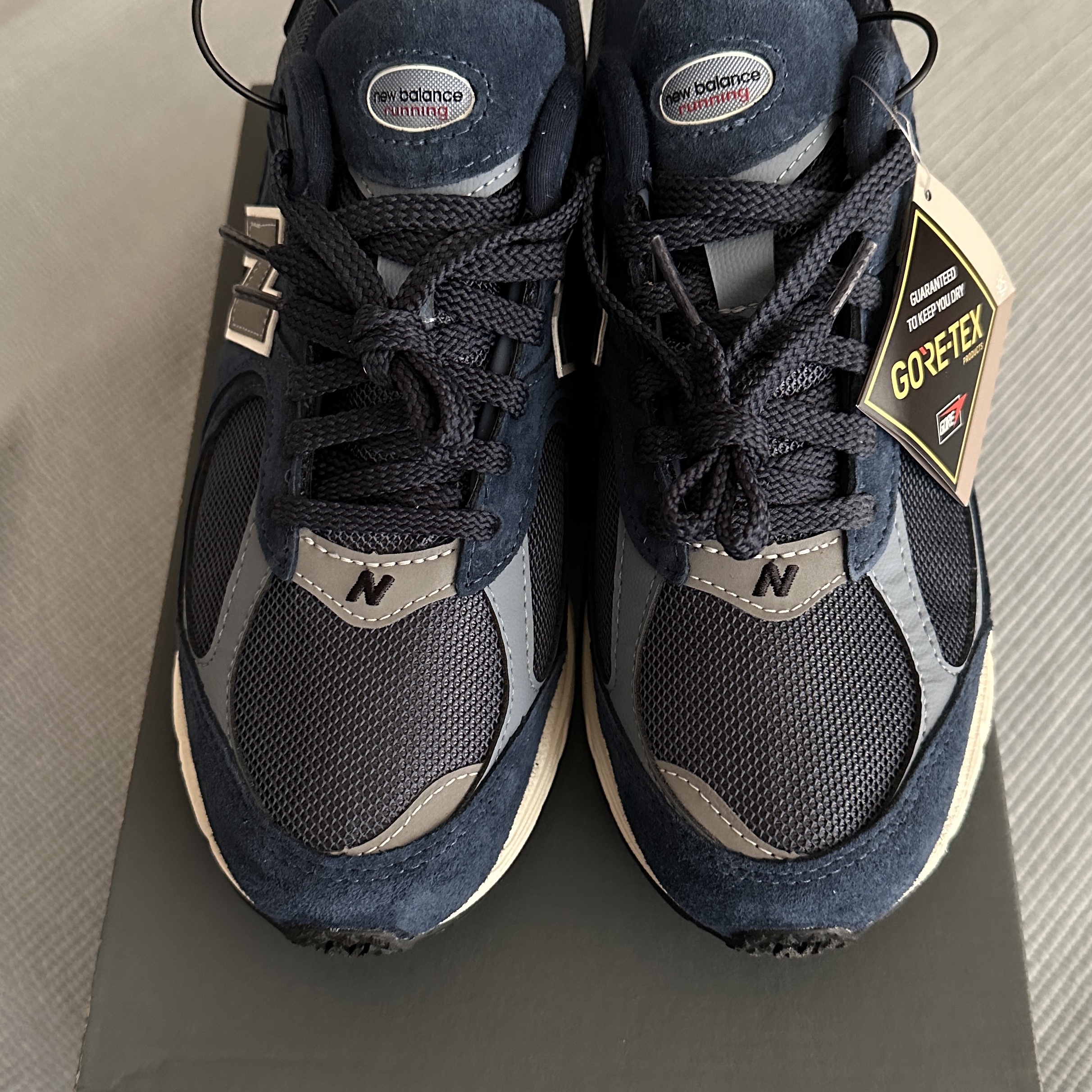 New Balance 2002R Gore-Tex Navy Arctic Grey 착용 스타일 - 2