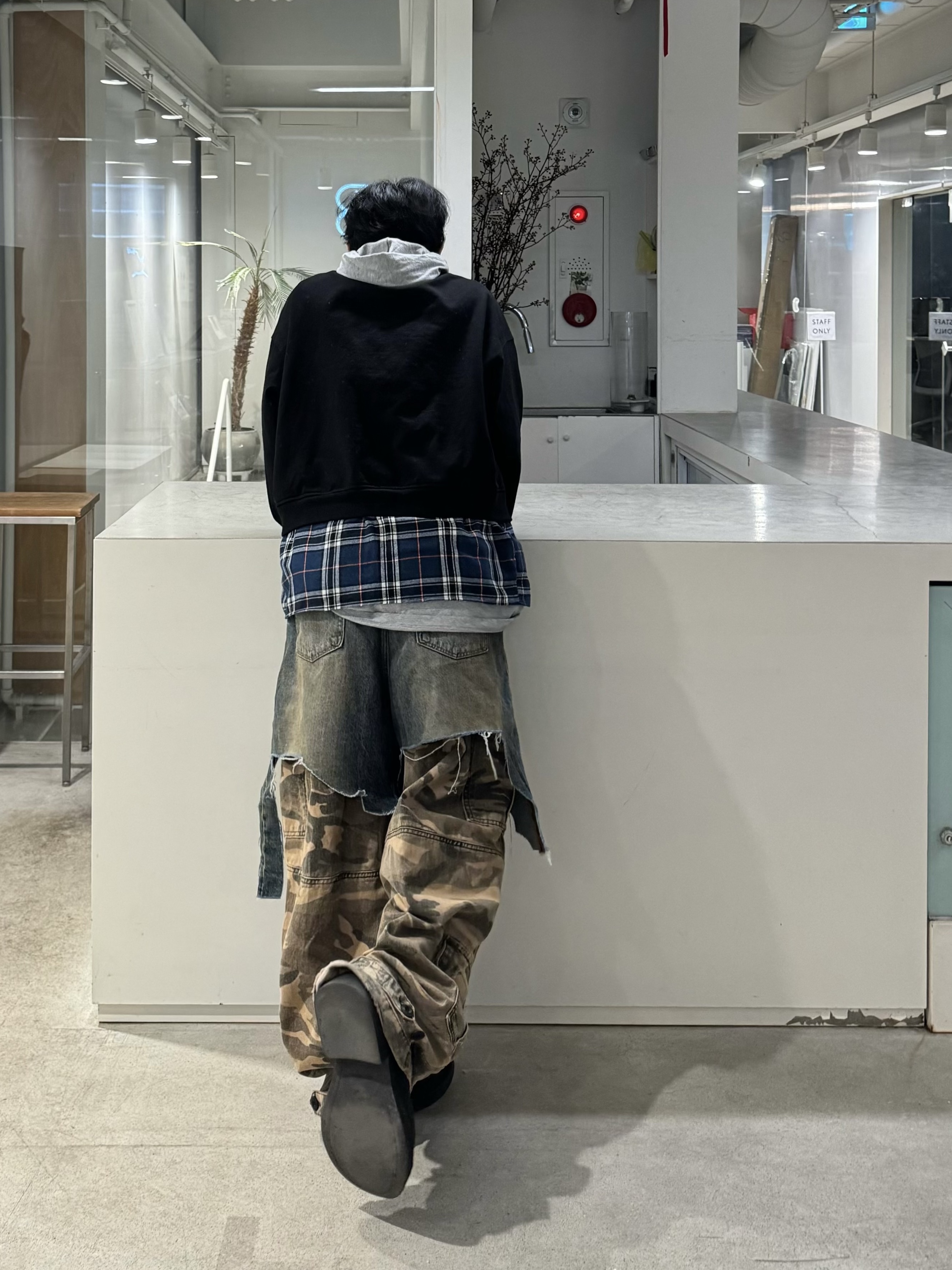 Project G/R Layered Cargo Denim Pants Blue Camo, Project G/R 3 Layered Top Black 착용 스타일 - 4