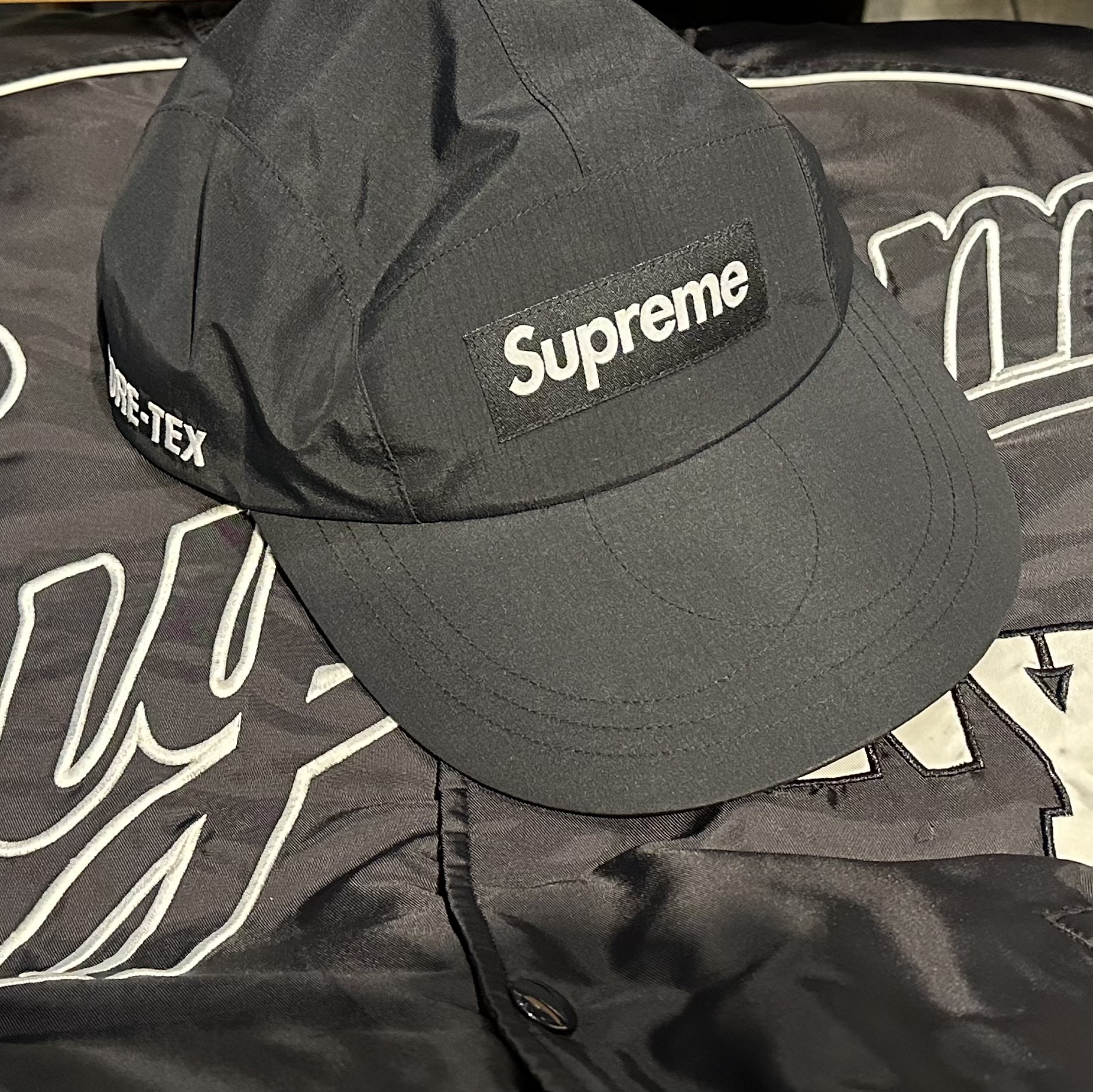 Supreme Gore-Tex Paclite Long Bill Camp Cap Black - 23SS, Supreme Contrast Script Varsity Jacket Black - 20FW 착용 스타일 - 2