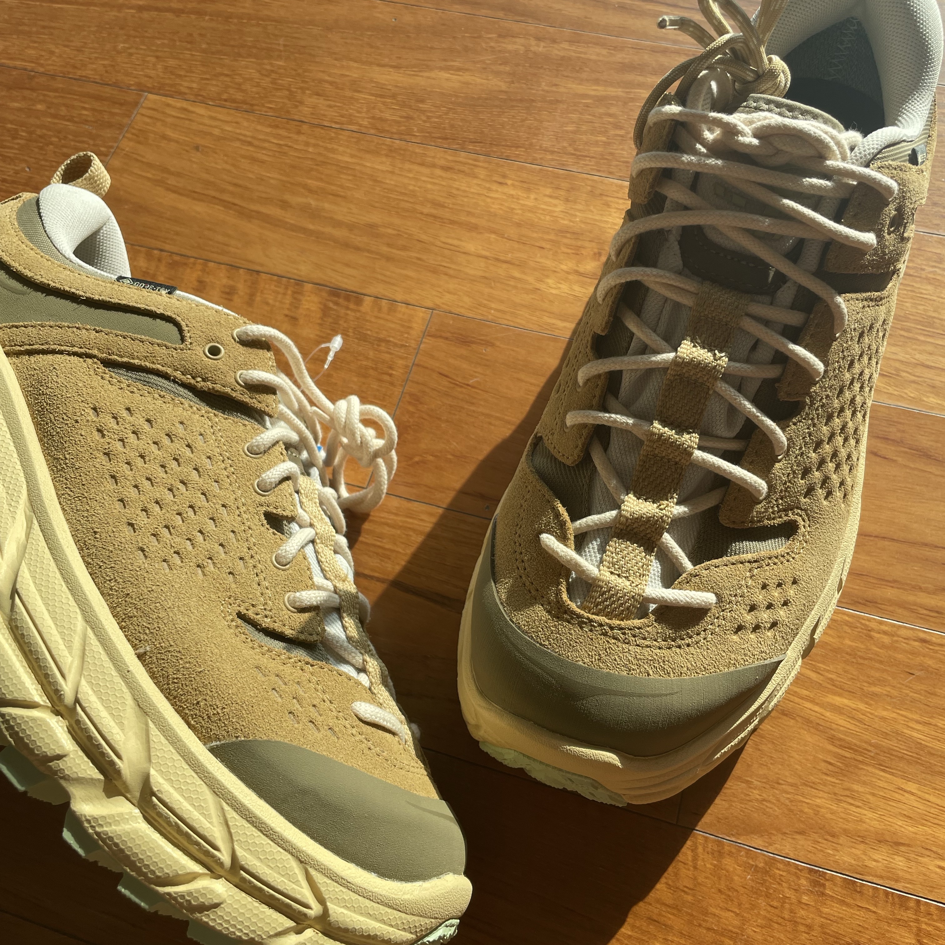 Hoka Tor Ultra Low TP Wheat Mushroom 착용 스타일