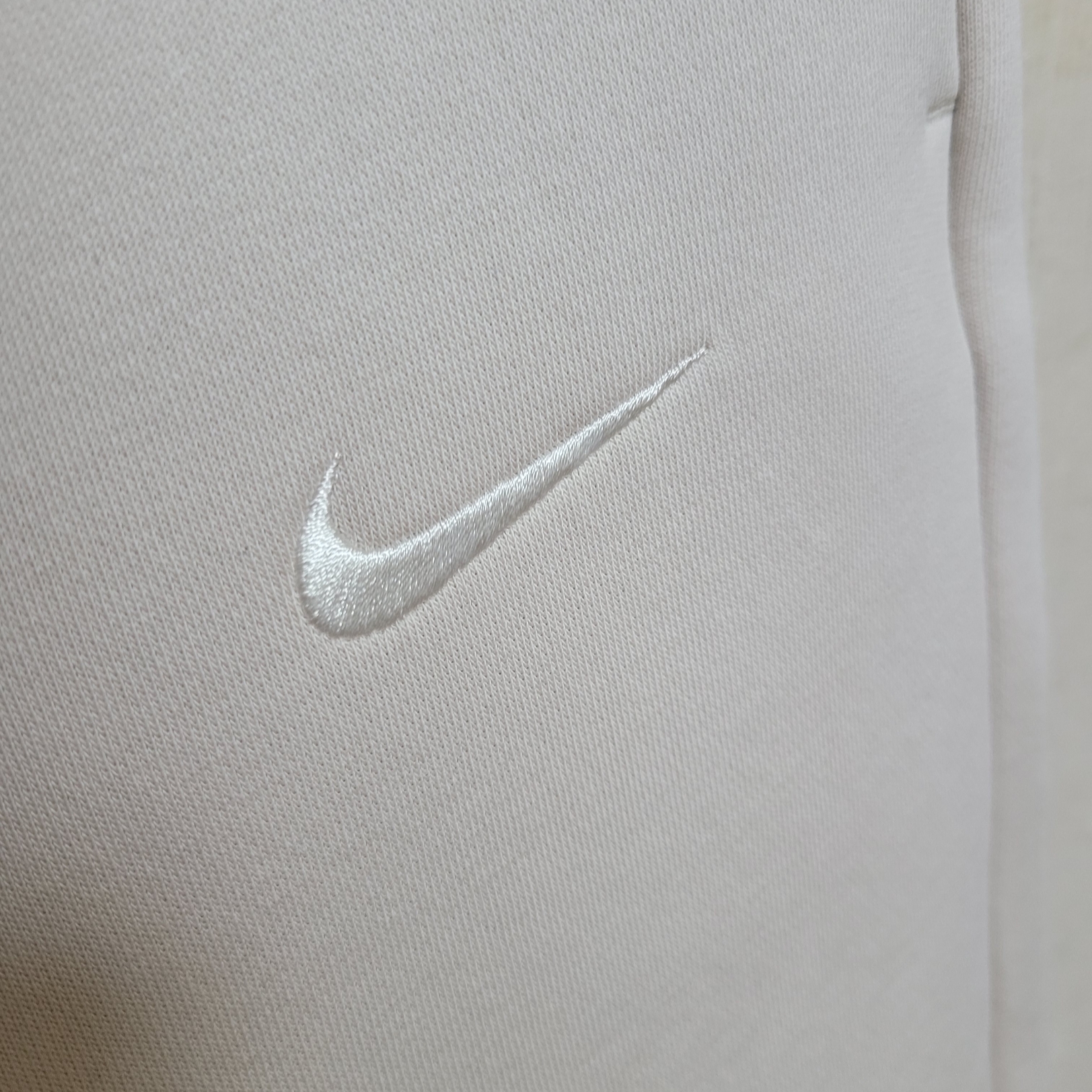 (W) Nike NSW Phoenix Fleece High-Waisted Cropped Sweatpants Light Orewood Brown 착용 스타일 - 3