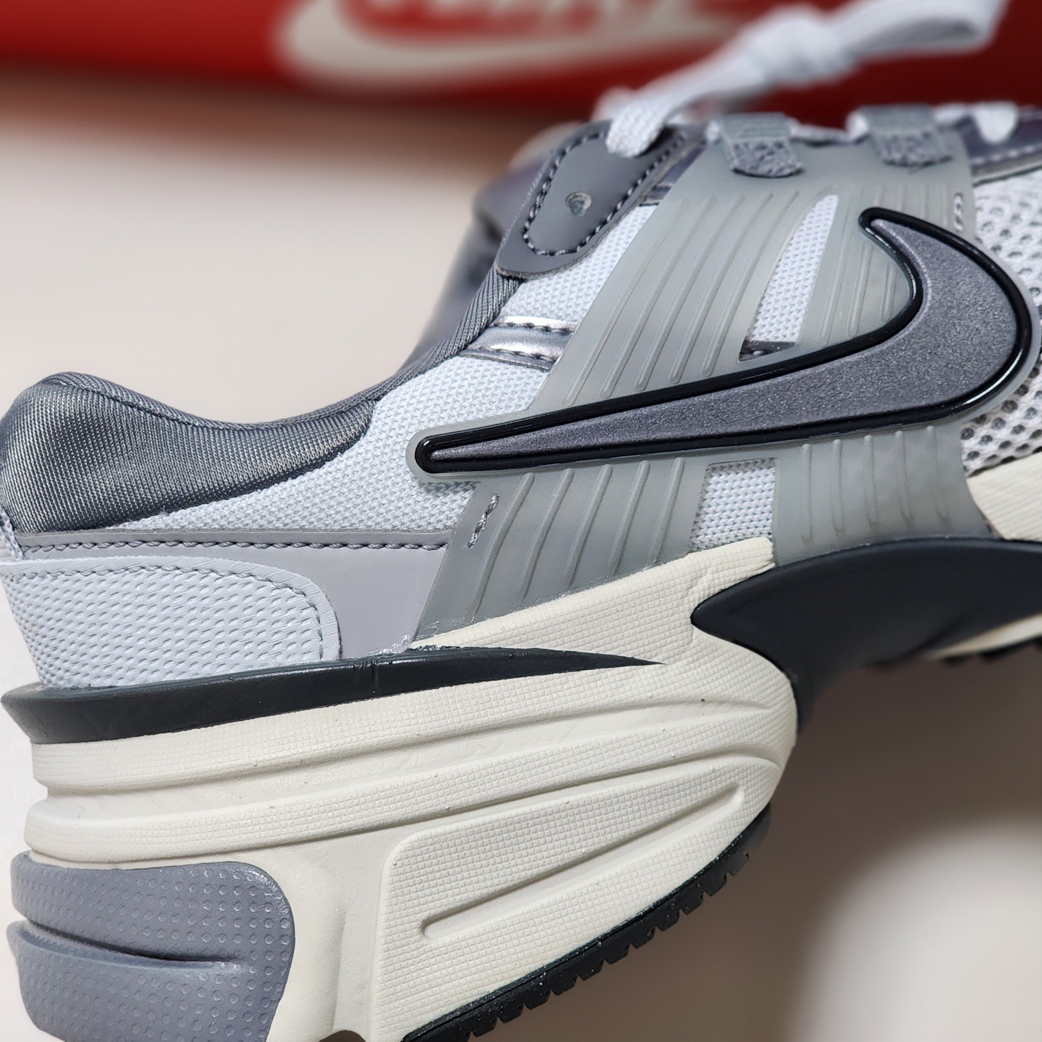 Nike V2K Run Pure Platinum Wolf Grey 착용 스타일 - 4