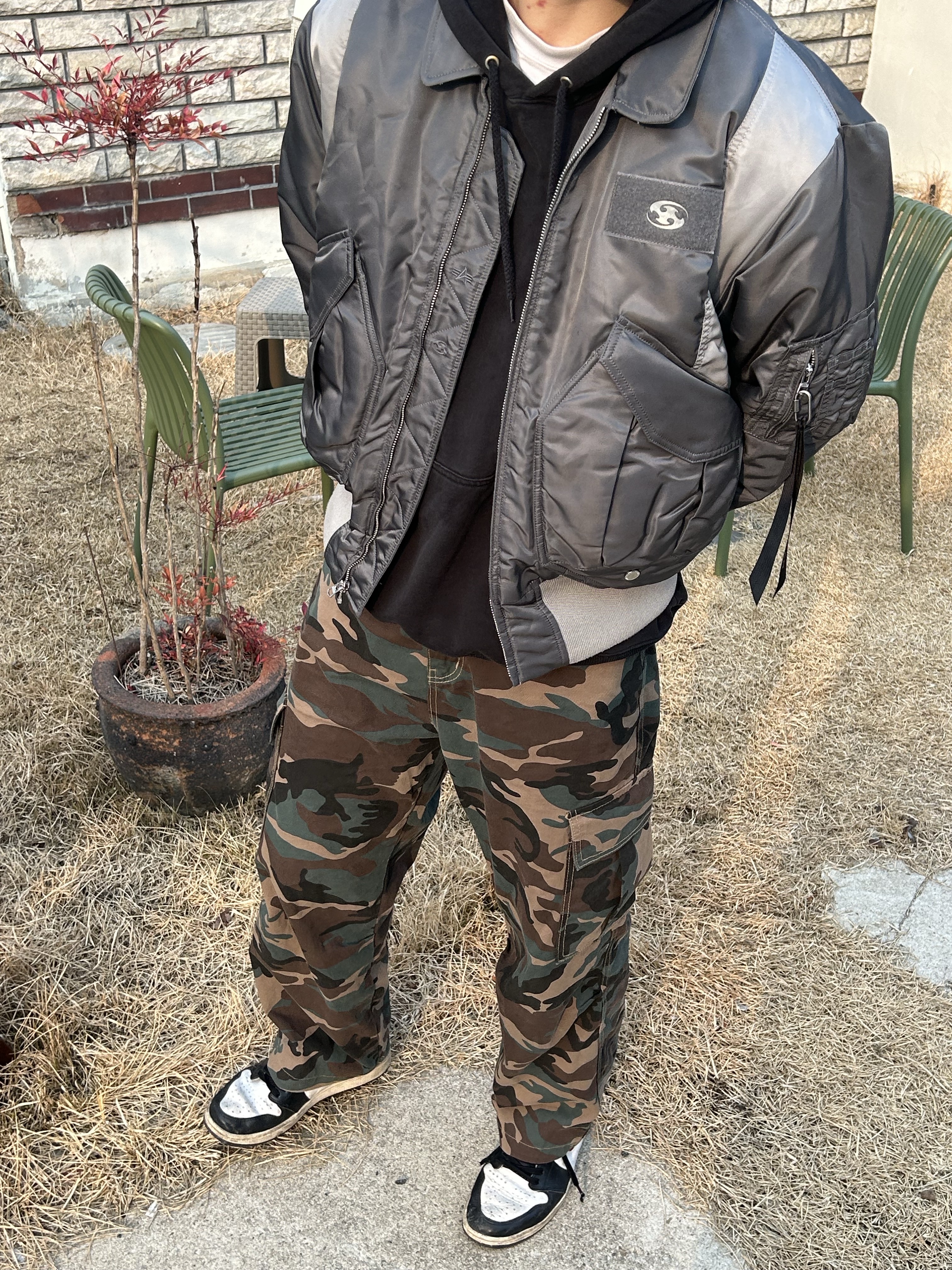 Sansan Gear x Alpha Industries CWU 45/P Flight Jacket Stone Silver - 23FW, Jordan 1 Retro High OG Gym Red 착용 스타일