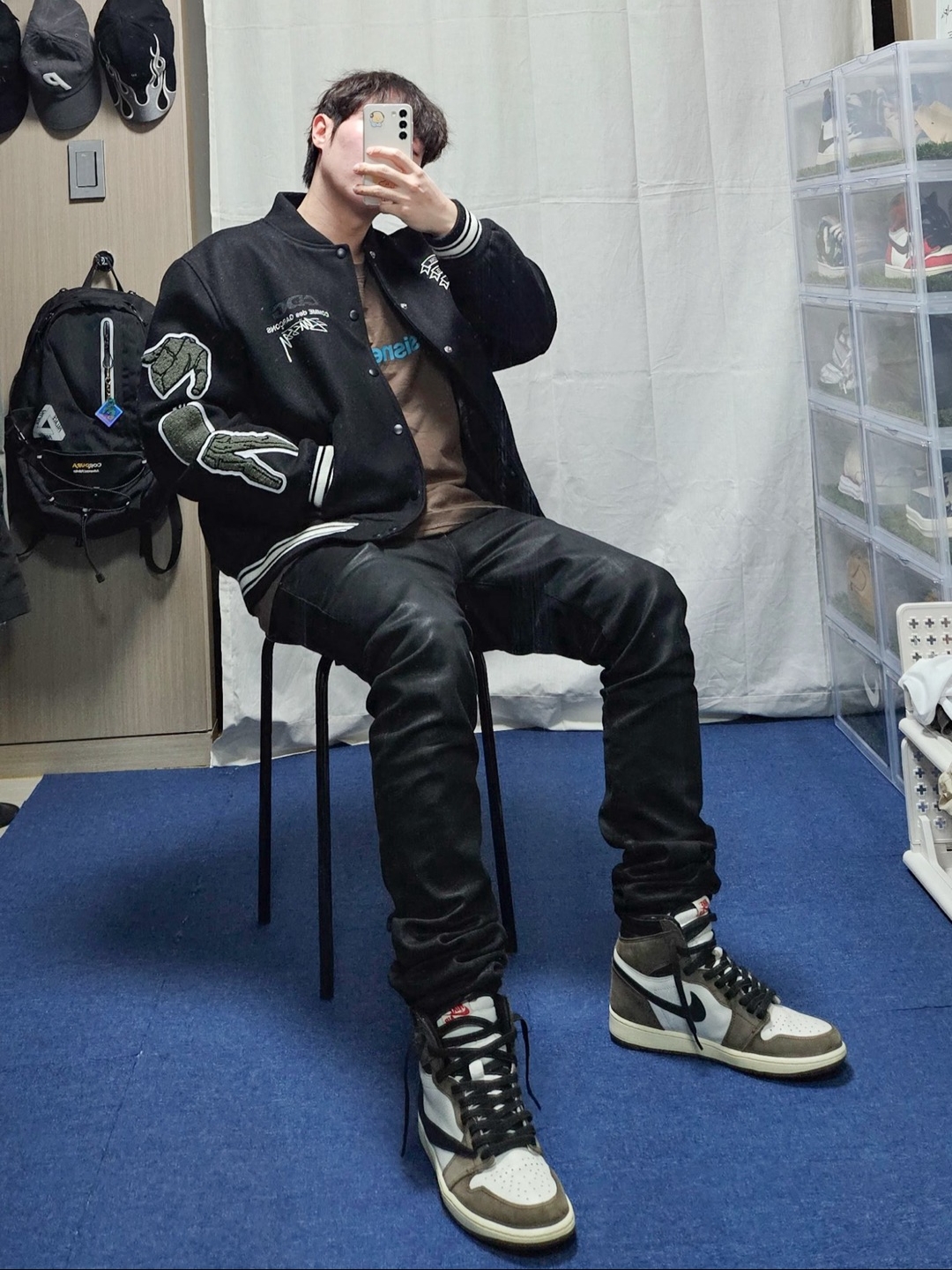 Jordan 1 x Travis Scott Retro High OG SP Mocha, Undermycar Black Mamba Slim Fit Red Stitch Wax Coating Jeans Rumba Red - 22FW 착용 스타일 - 2