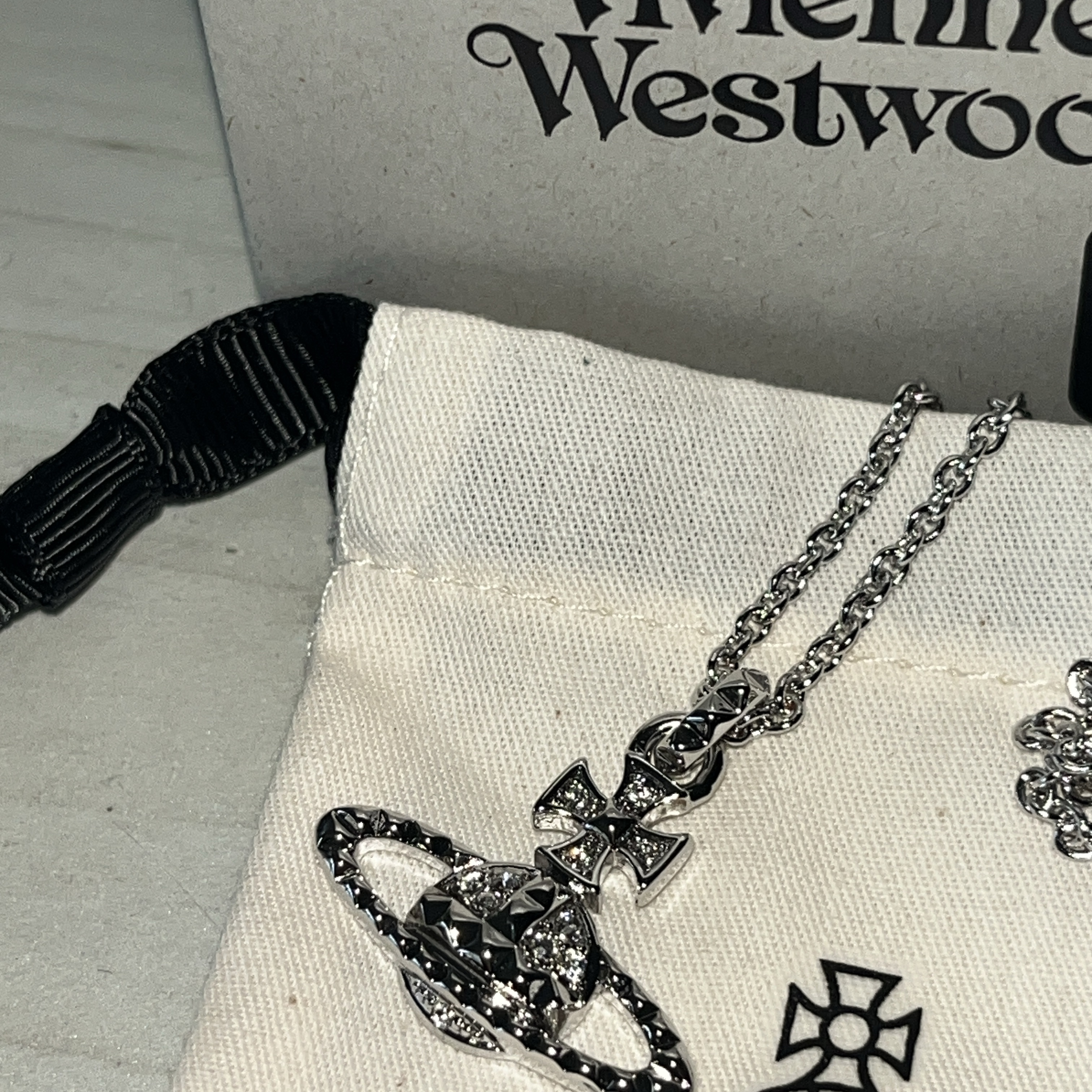 Vivienne Westwood Mayfair Bas Relief Pendant Silver 착용 스타일