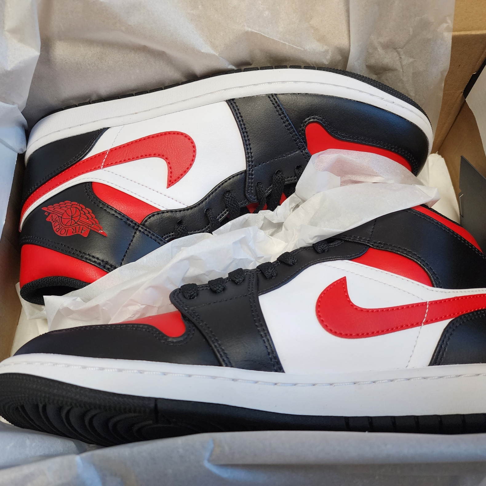 Jordan 1 Mid Black Fire Red 착용 스타일 - 5