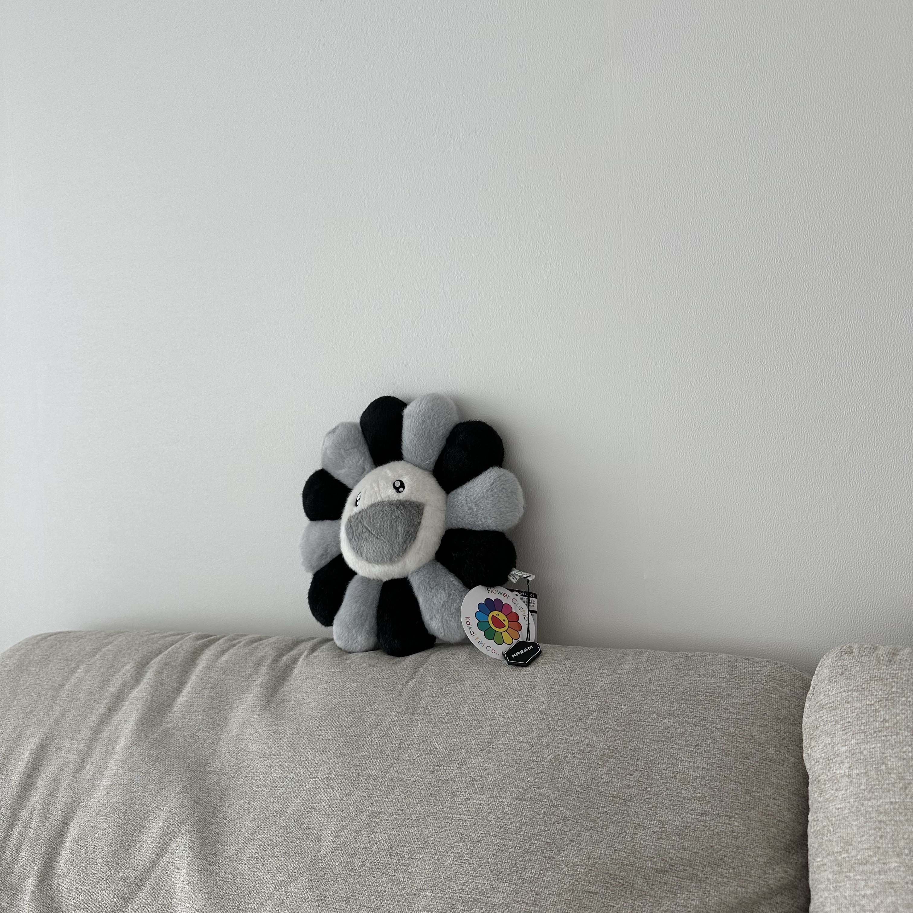 Kaikai Kiki Flower Cushion 30cm Grey Black 착용 스타일
