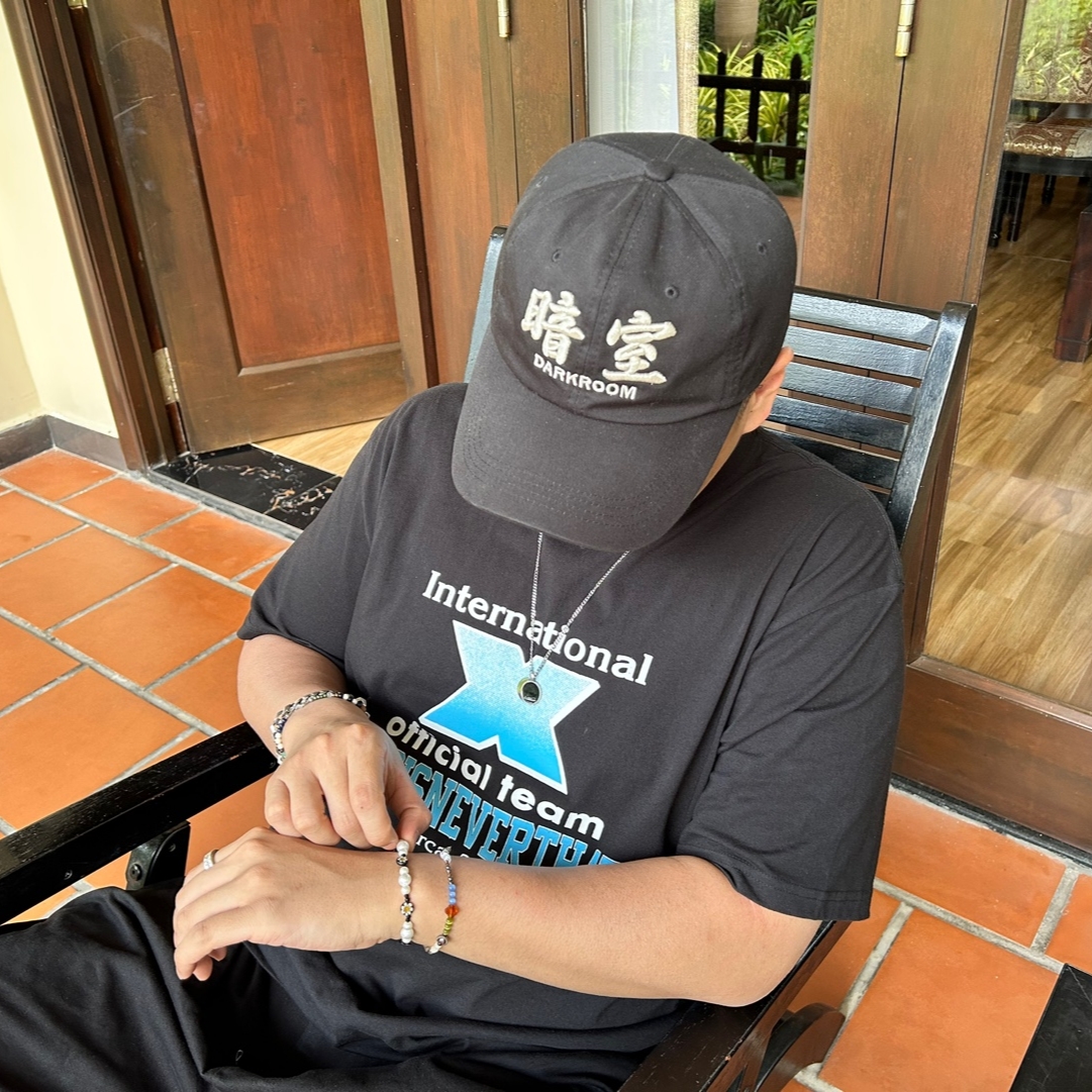 Darkr8m Studio Silver Logo Cap 착용 스타일 - 1