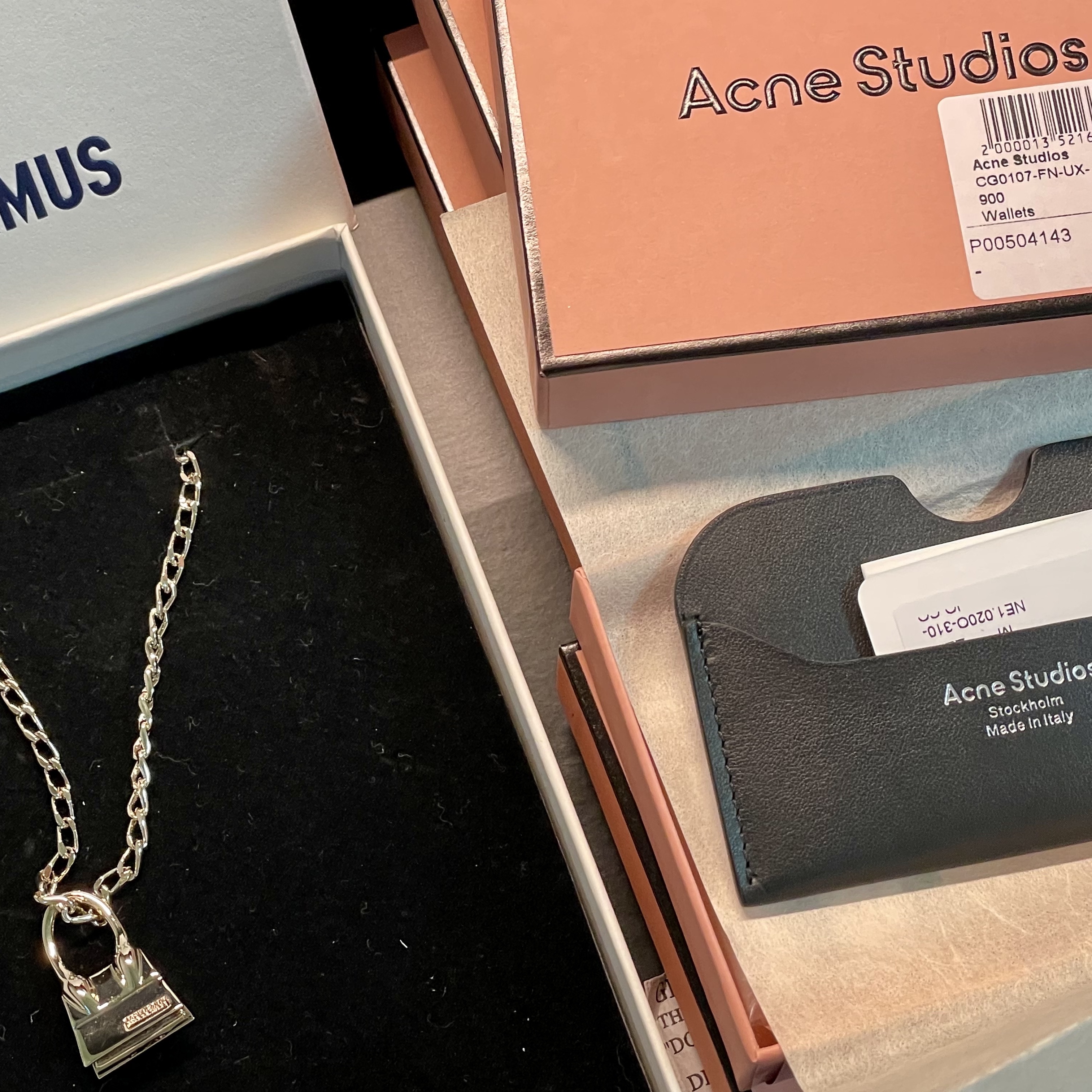 Acne Studios Elmas Card Holder Black, Jacquemus Le Collier Chiquito Charm Chain Necklace Light Gold 착용 스타일 - 2