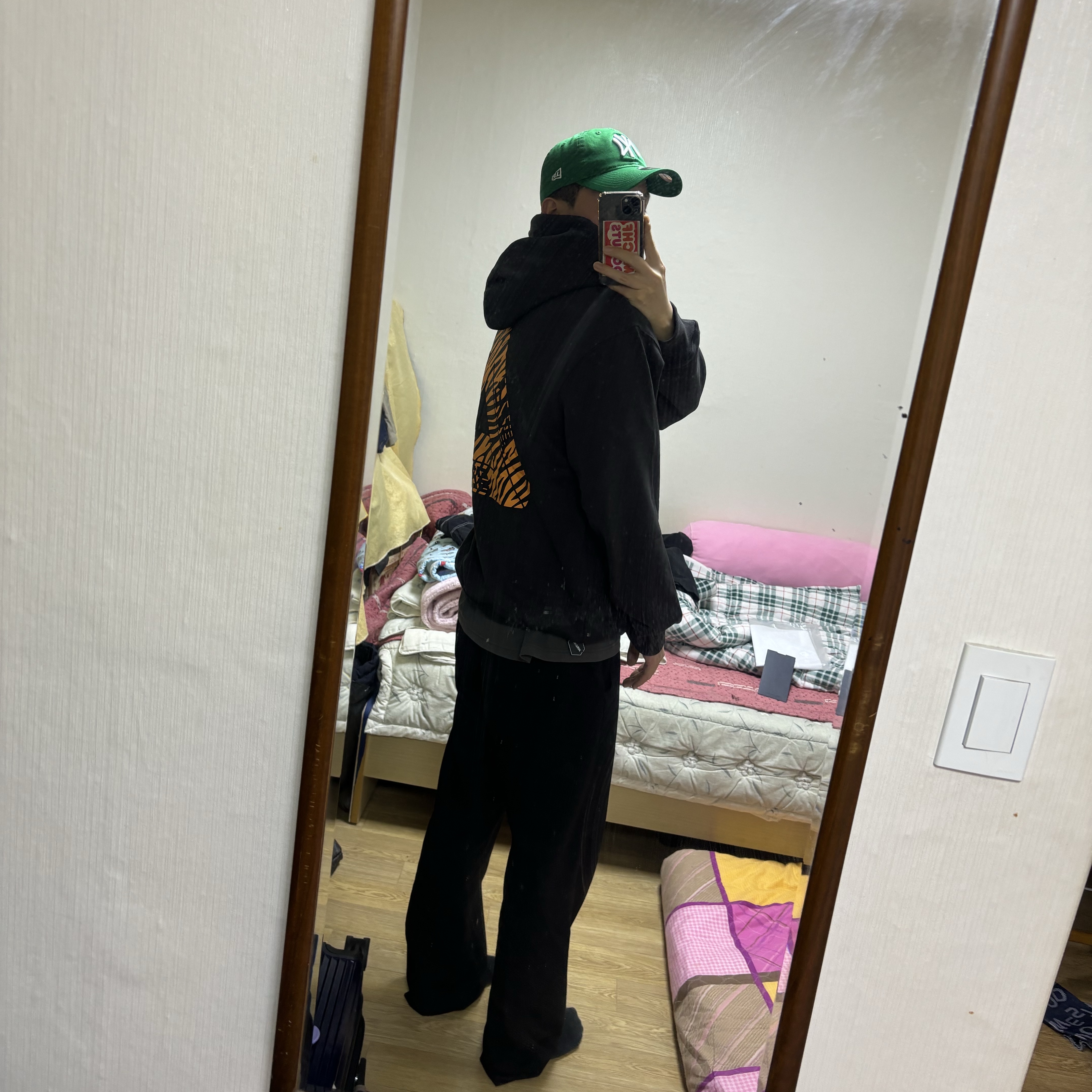 Palace Korea Hoodie Black - 24SS, New Era x MoMA New York Yankees Cap Kelly Green 착용 스타일 - 2