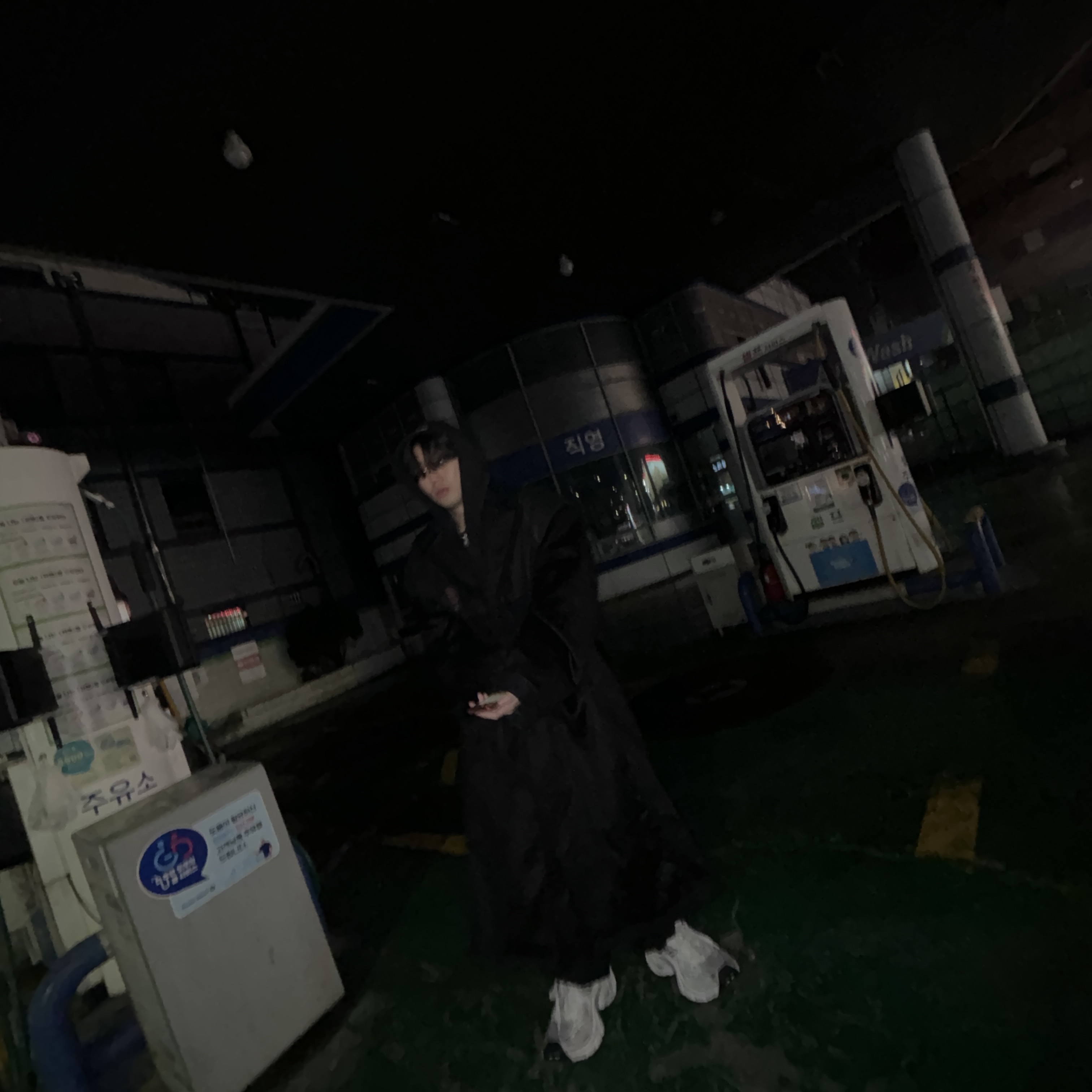 Balenciaga Skin Cat Sunglasses Black, Project G/R SPC Cropped Distressed Zip Hoodie Washed Black 착용 스타일 - 4