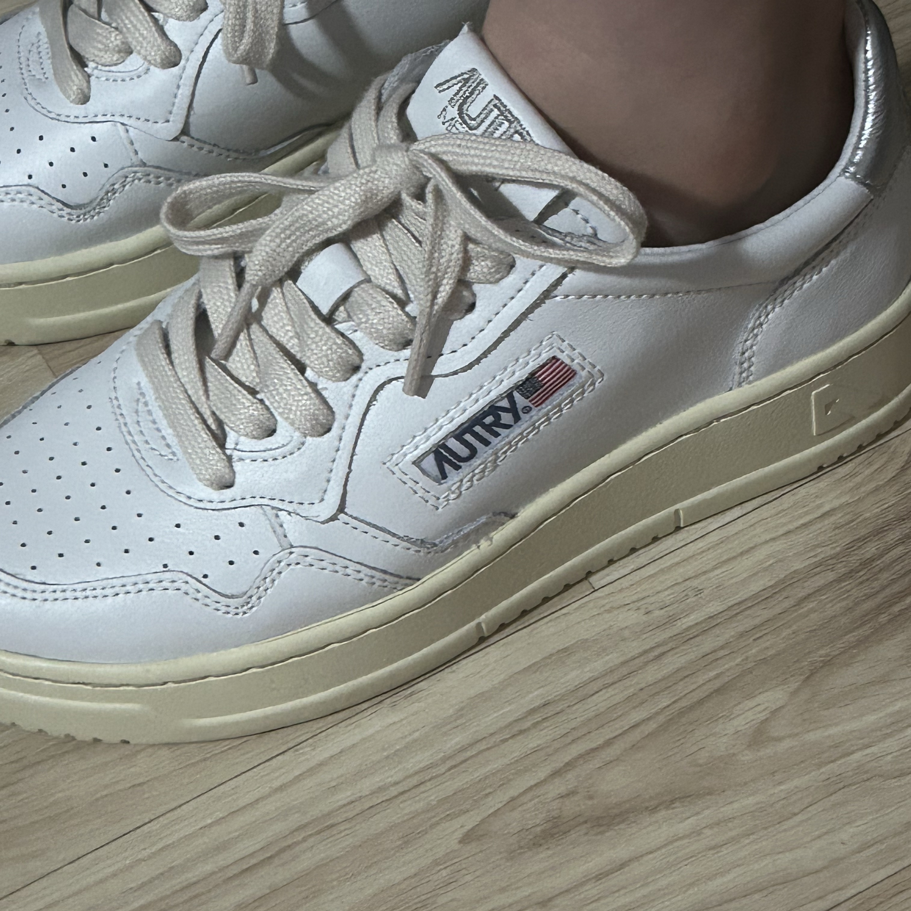 (W) Autry Medalist Low Leather Sneakers White Silver 착용 스타일 - 2