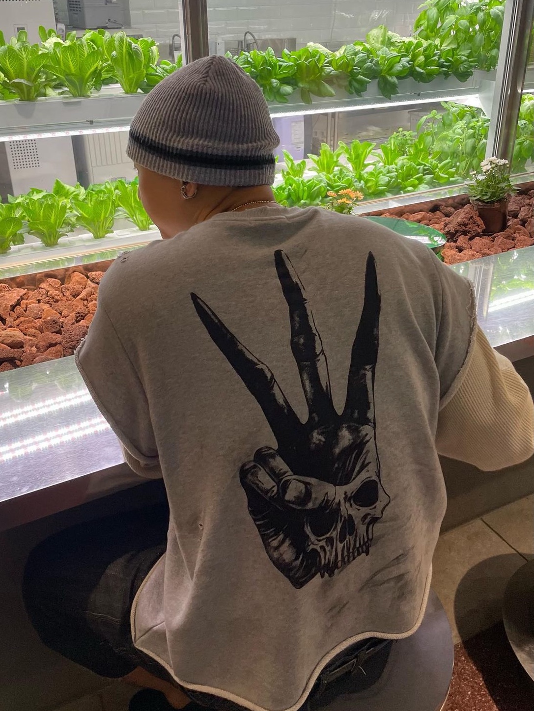 Cotchs Devil Sign Sweatshirt 착용 스타일
