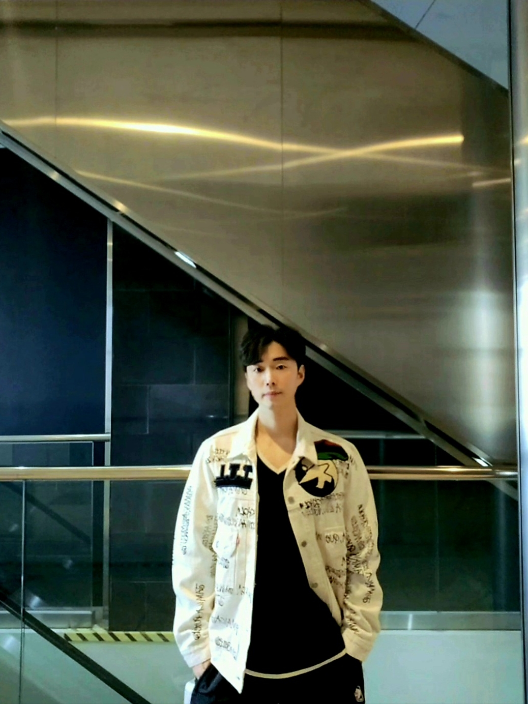 Stussy x Our Legacy x Denim Tears TTL Denim Jacket White, (W) Nike x Ambush NBA Collection Nets Tearaway Pants - Asia 착용 스타일 - 1