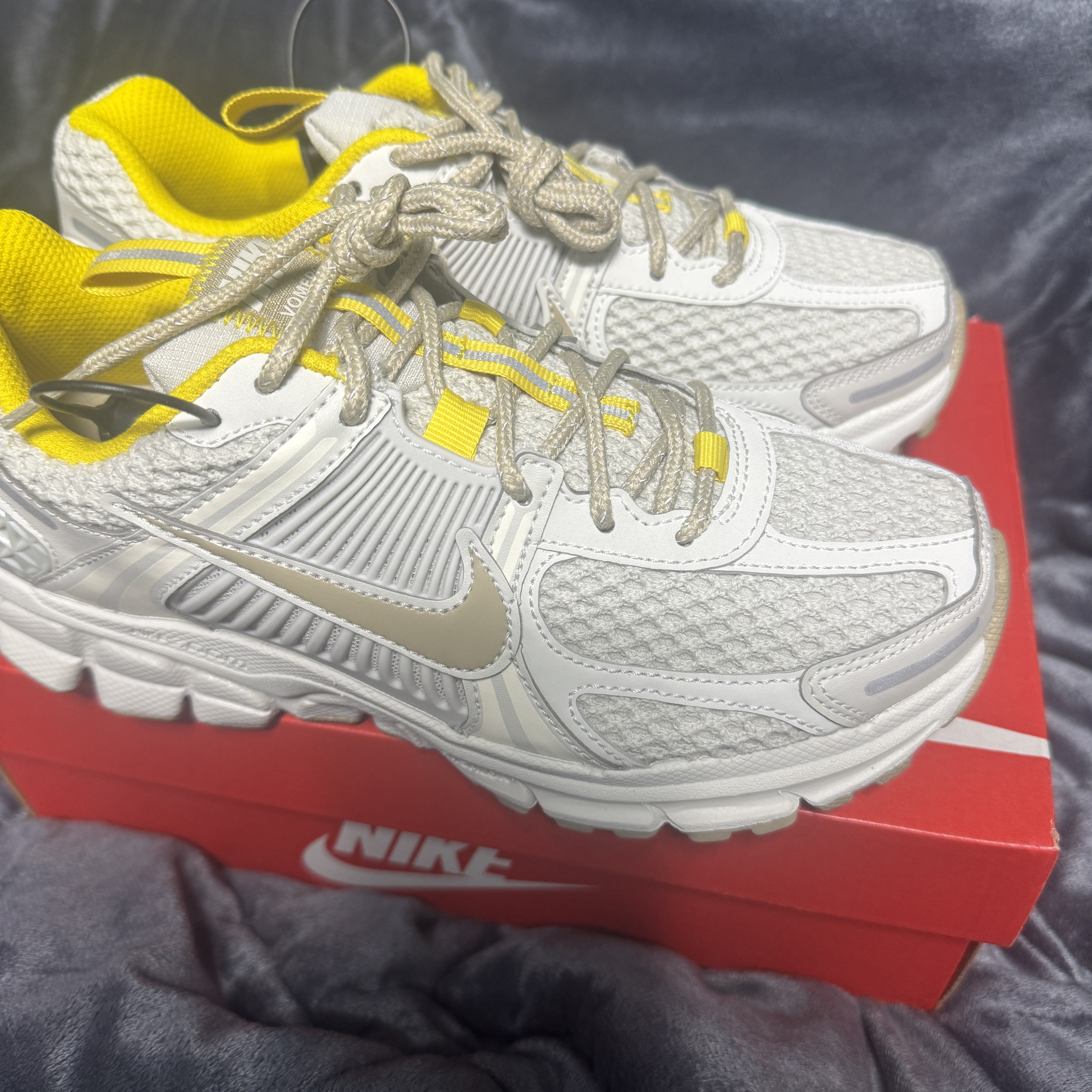 (W) Nike Zoom Vomero 5 Light Bone 착용 스타일