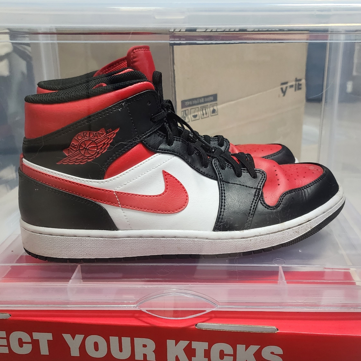 Jordan 1 Mid Black Fire Red 착용 스타일 - 4