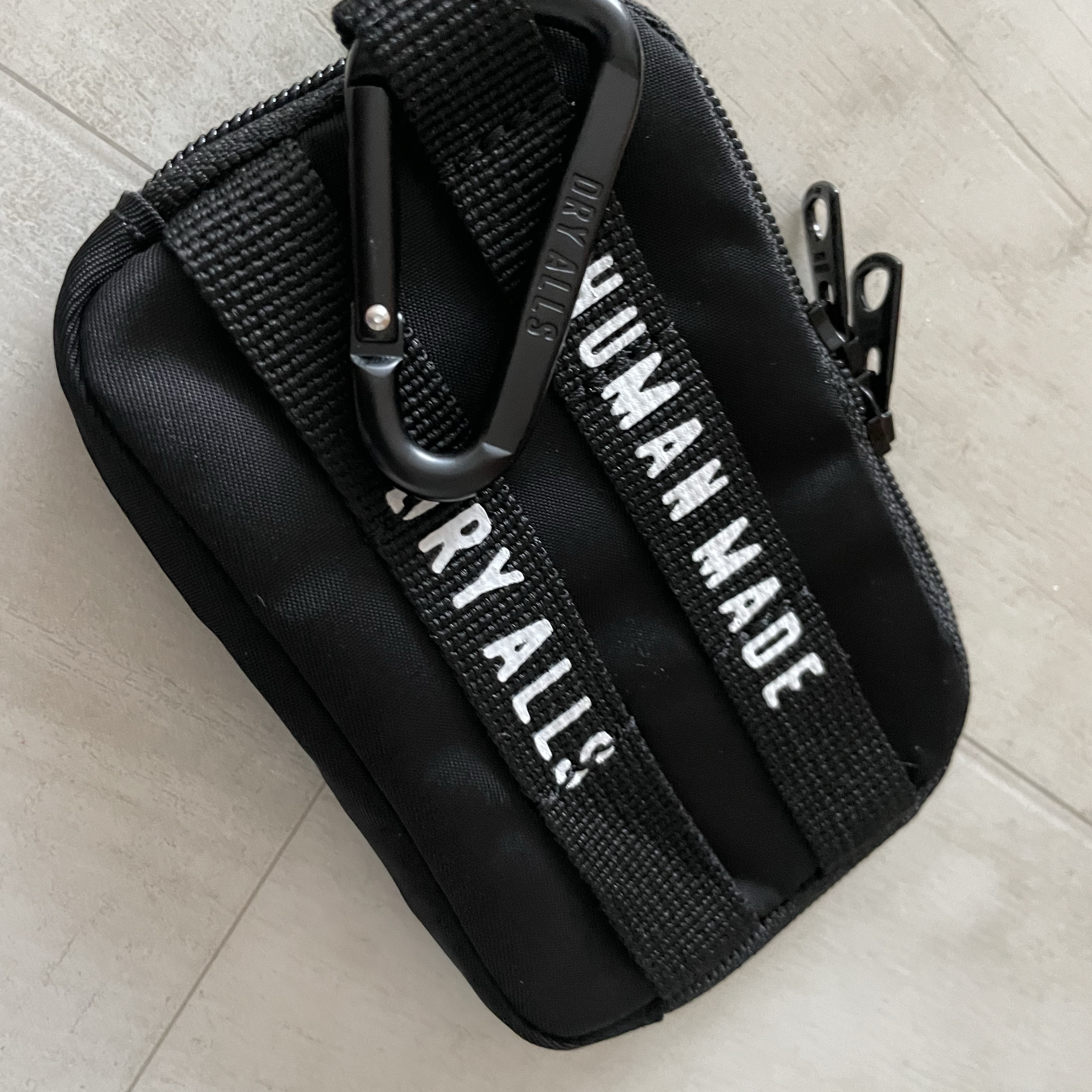 Human Made Military Card Case Black 착용 스타일 - 1