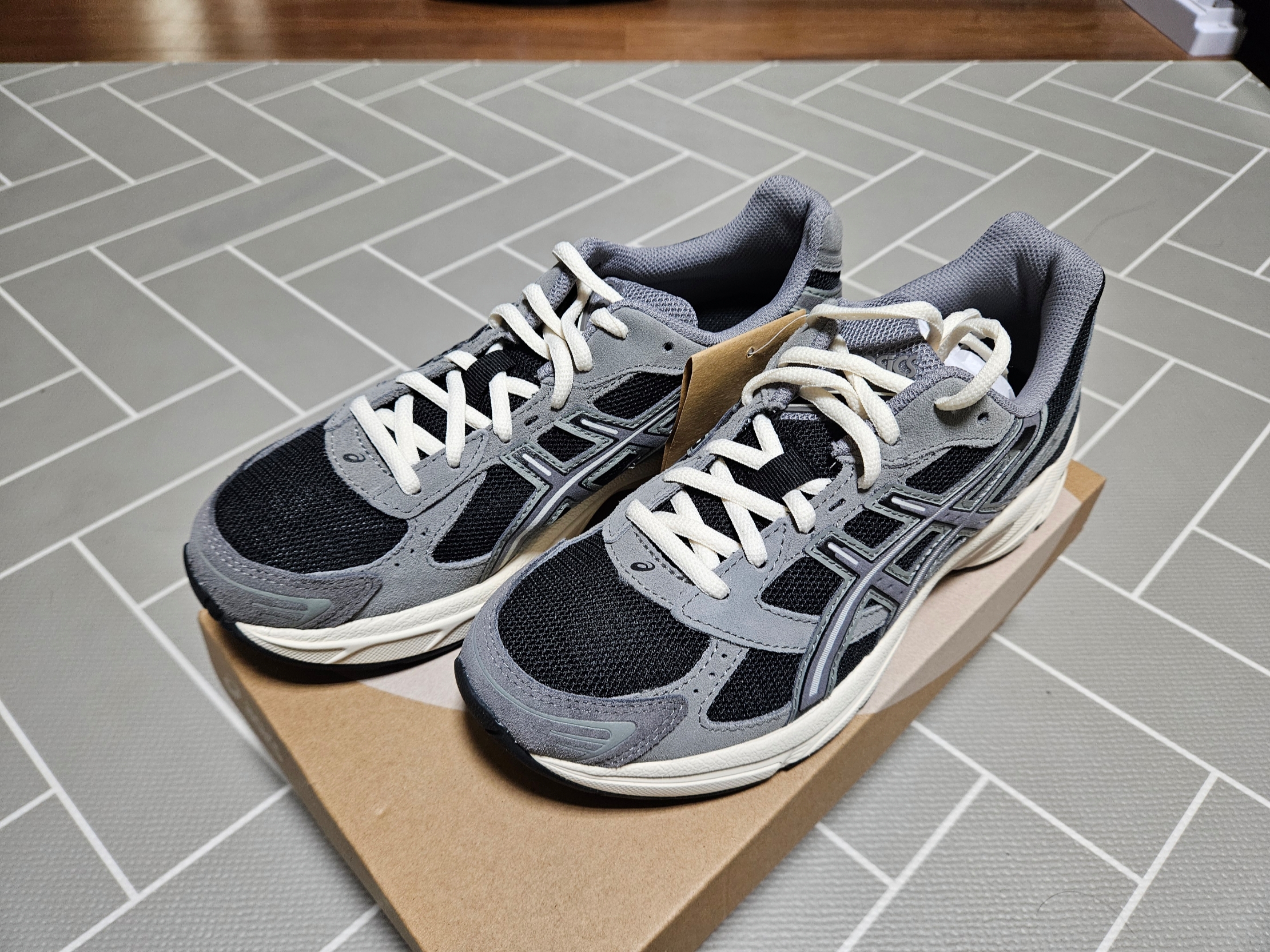 Asics Gel-1130 Black Carbon 착용 스타일 - 1