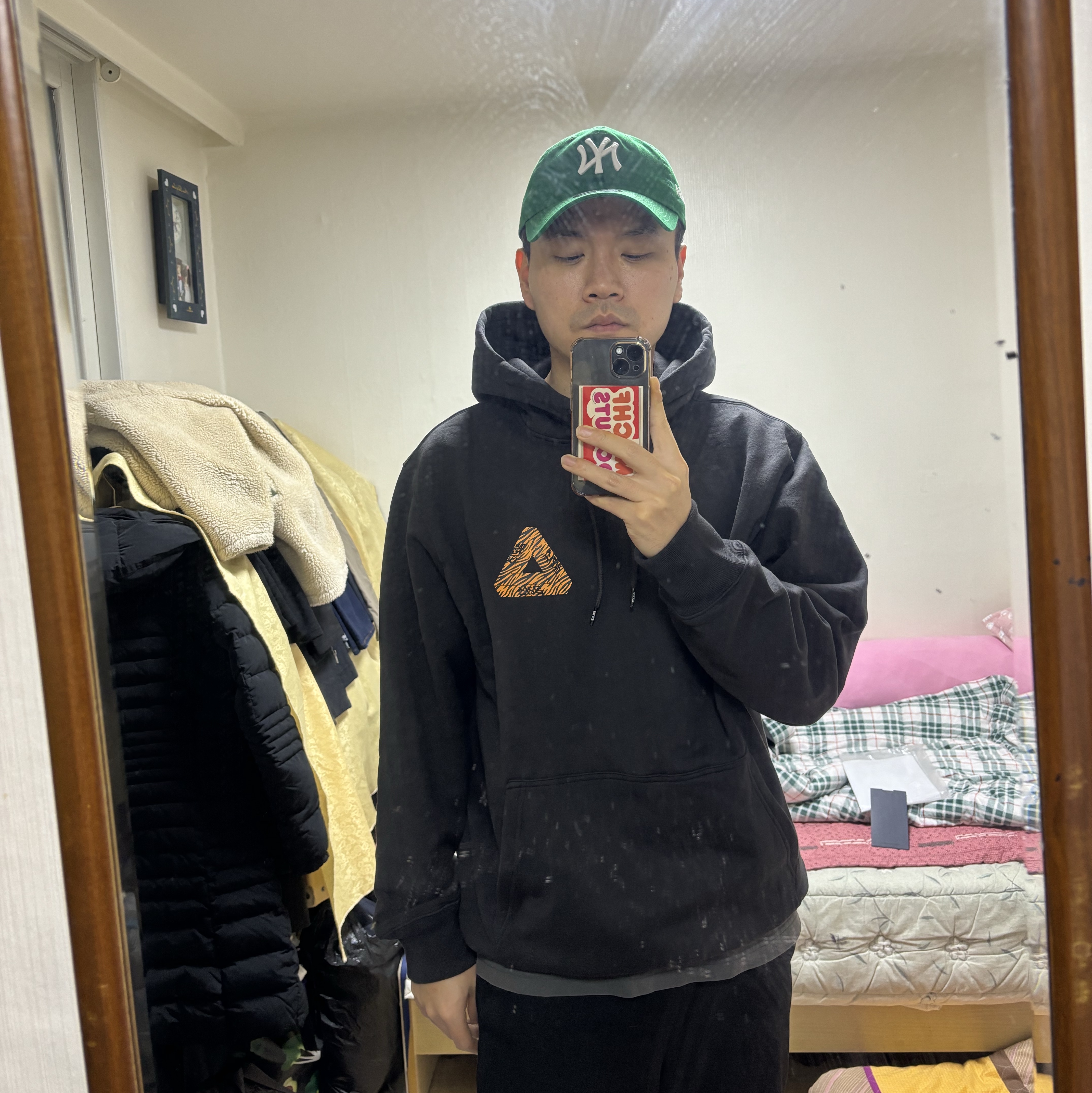 Palace Korea Hoodie Black - 24SS, New Era x MoMA New York Yankees Cap Kelly Green 착용 스타일 - 1