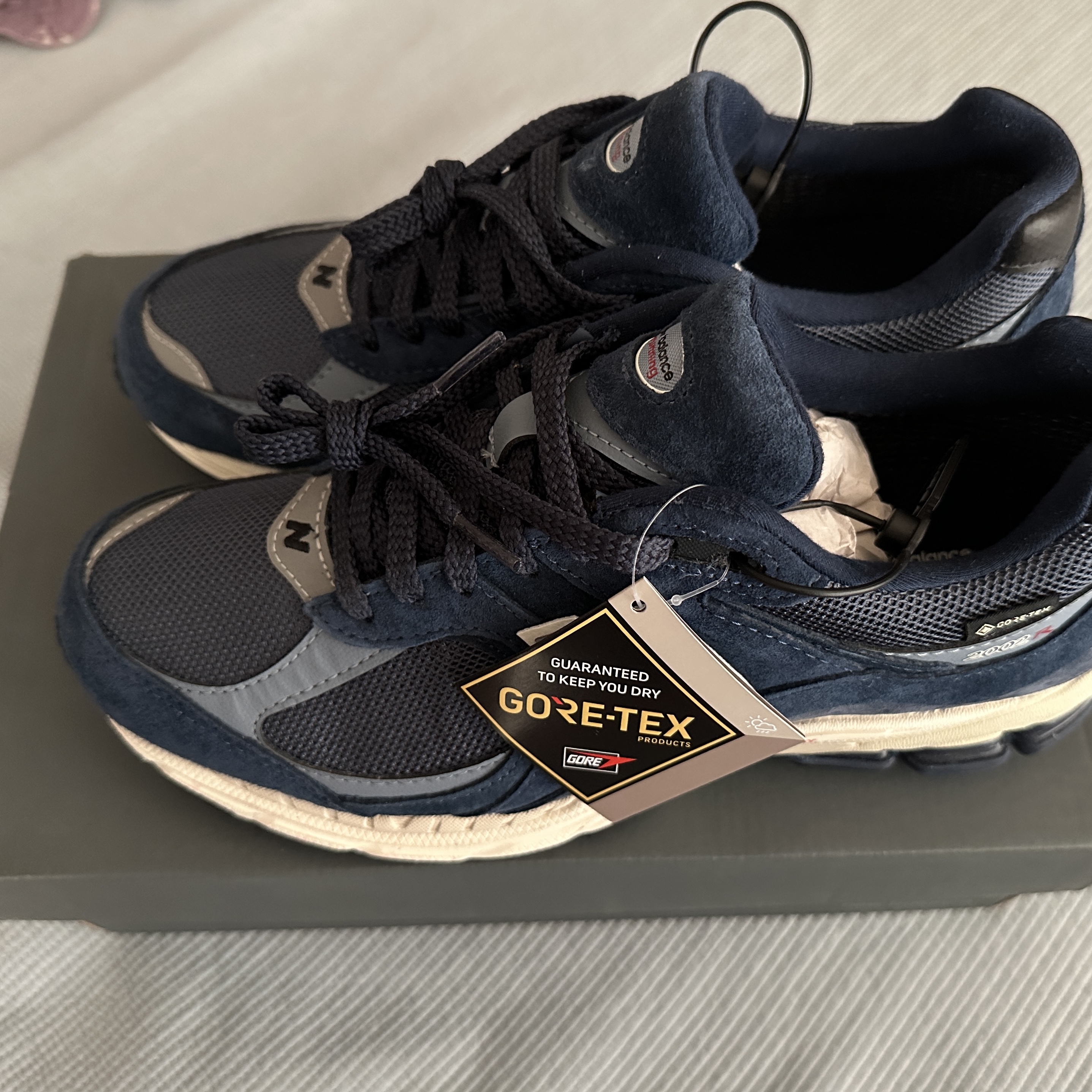 New Balance 2002R Gore-Tex Navy Arctic Grey 착용 스타일 - 1