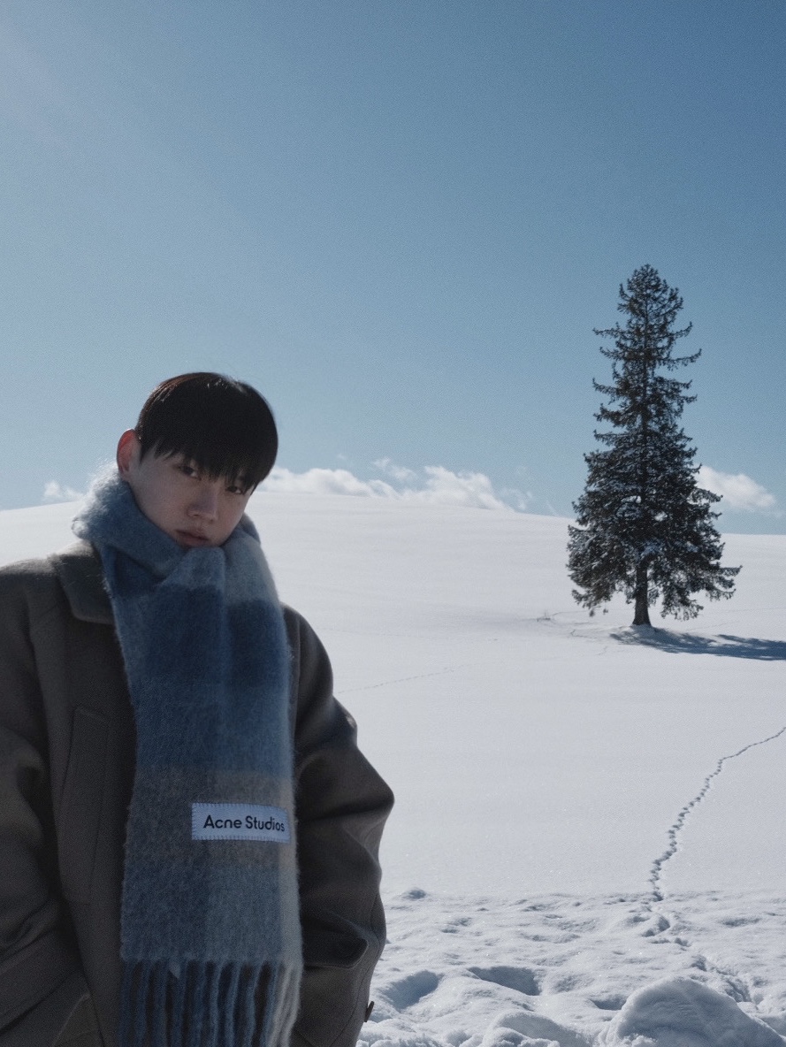 Acne Studios Mohair Check Muffler Pastel Blue Beige, Undermycar Legion.02 Balmacaan Oversized Wool Coat Beige 착용 스타일 - 4
