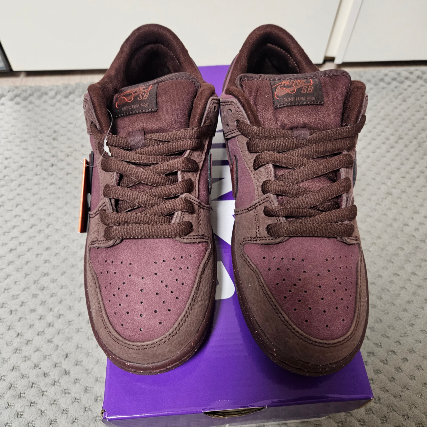 Nike SB Dunk Low PRM Burgundy Crush 착용 스타일 - 1