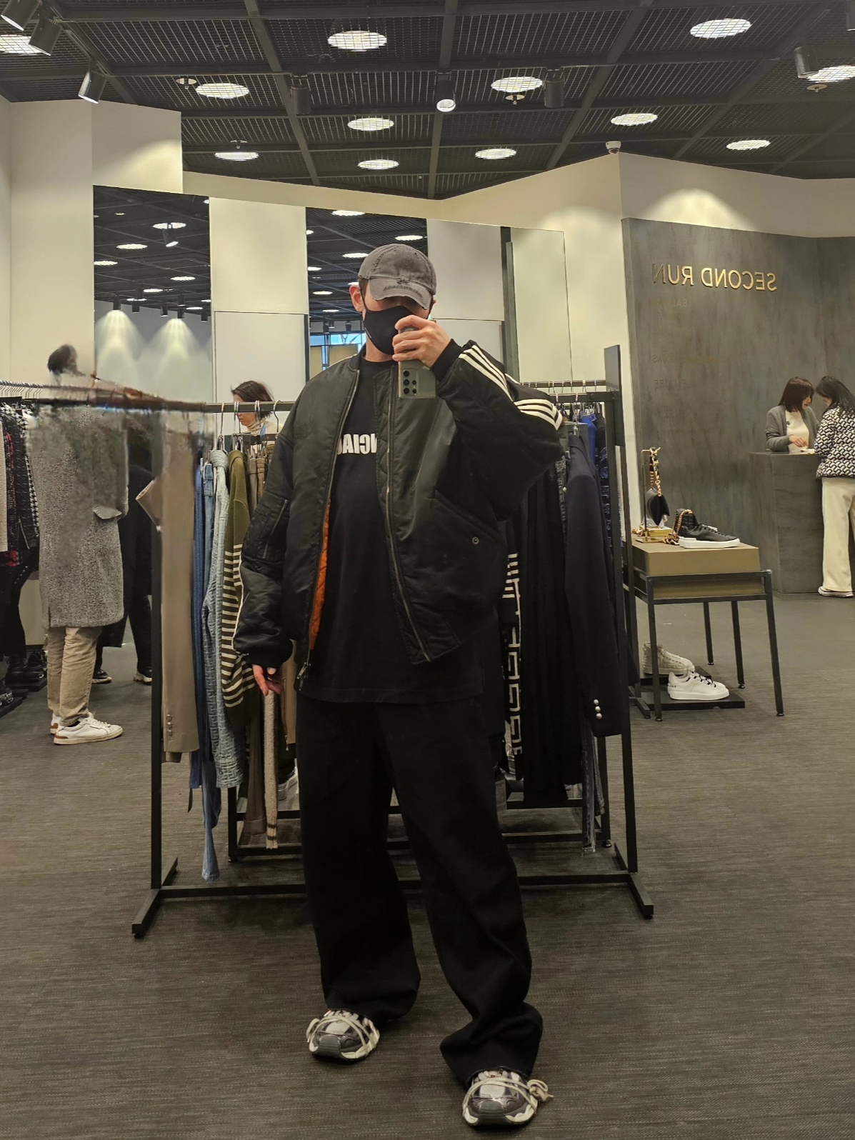 Balenciaga x Adidas Bomber Jacket Black, Balenciaga 3XL Sneakers Grey White Red 착용 스타일 - 5
