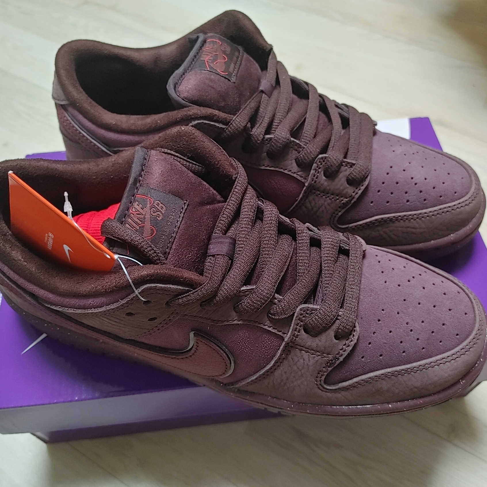 Nike SB Dunk Low PRM Burgundy Crush 착용 스타일 - 2