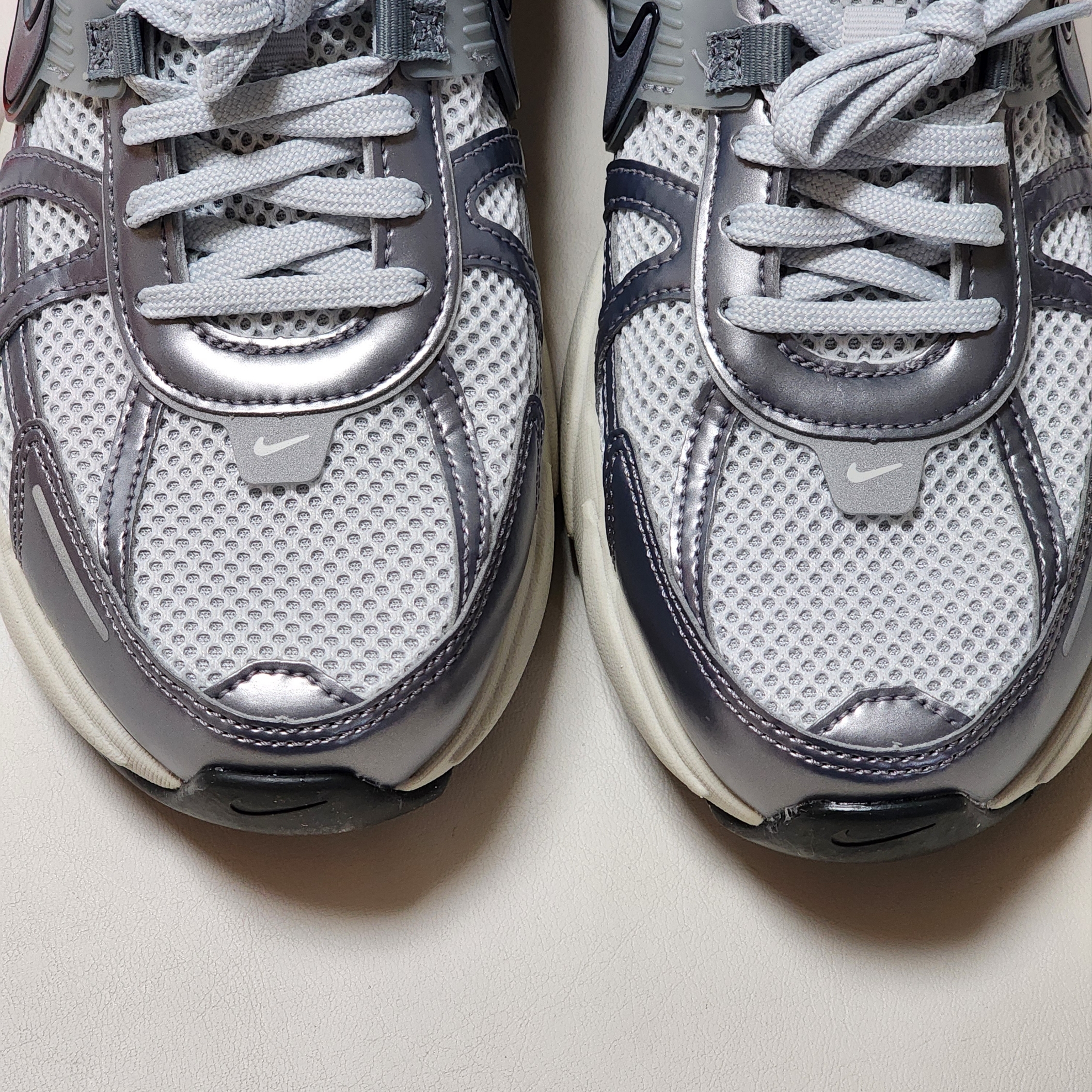 Nike V2K Run Pure Platinum Wolf Grey 착용 스타일 - 2