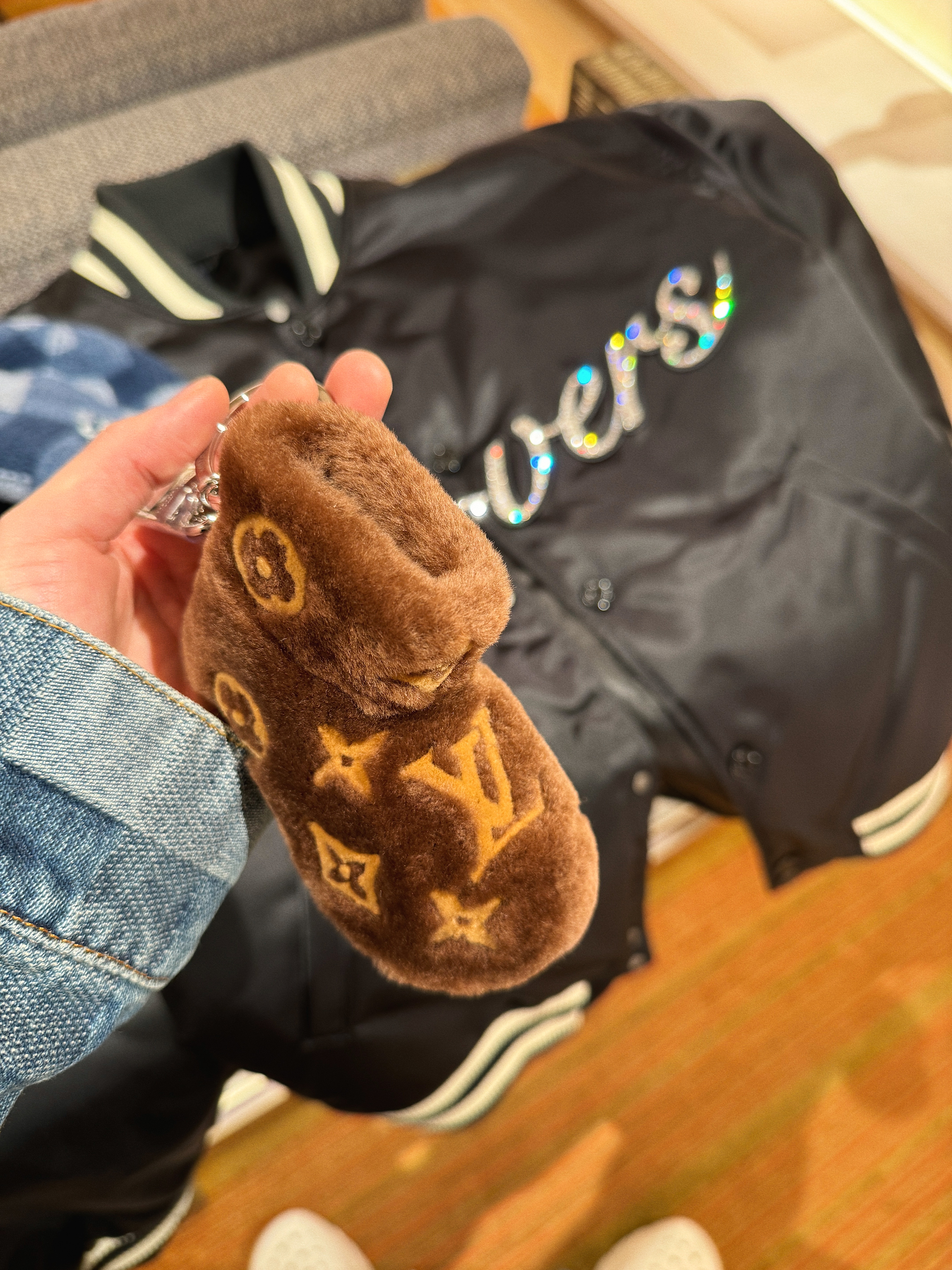Louis Vuitton Denim Beanie Denim Blue, Louis Vuitton LV Shark Clog White 착용 스타일 - 3