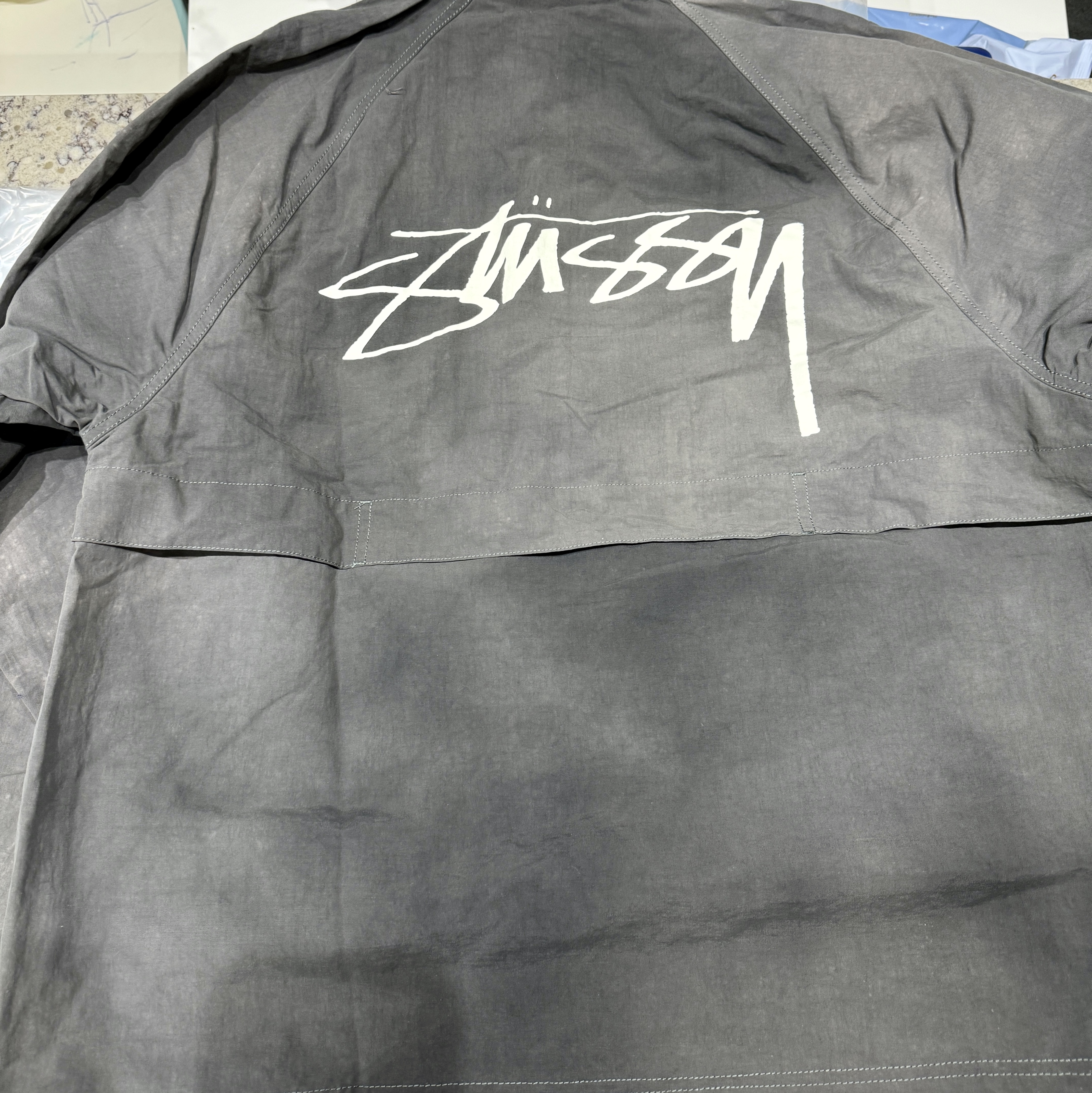 Stussy Wave Dye Beach Shell Jacket Black 착용 스타일 - 3