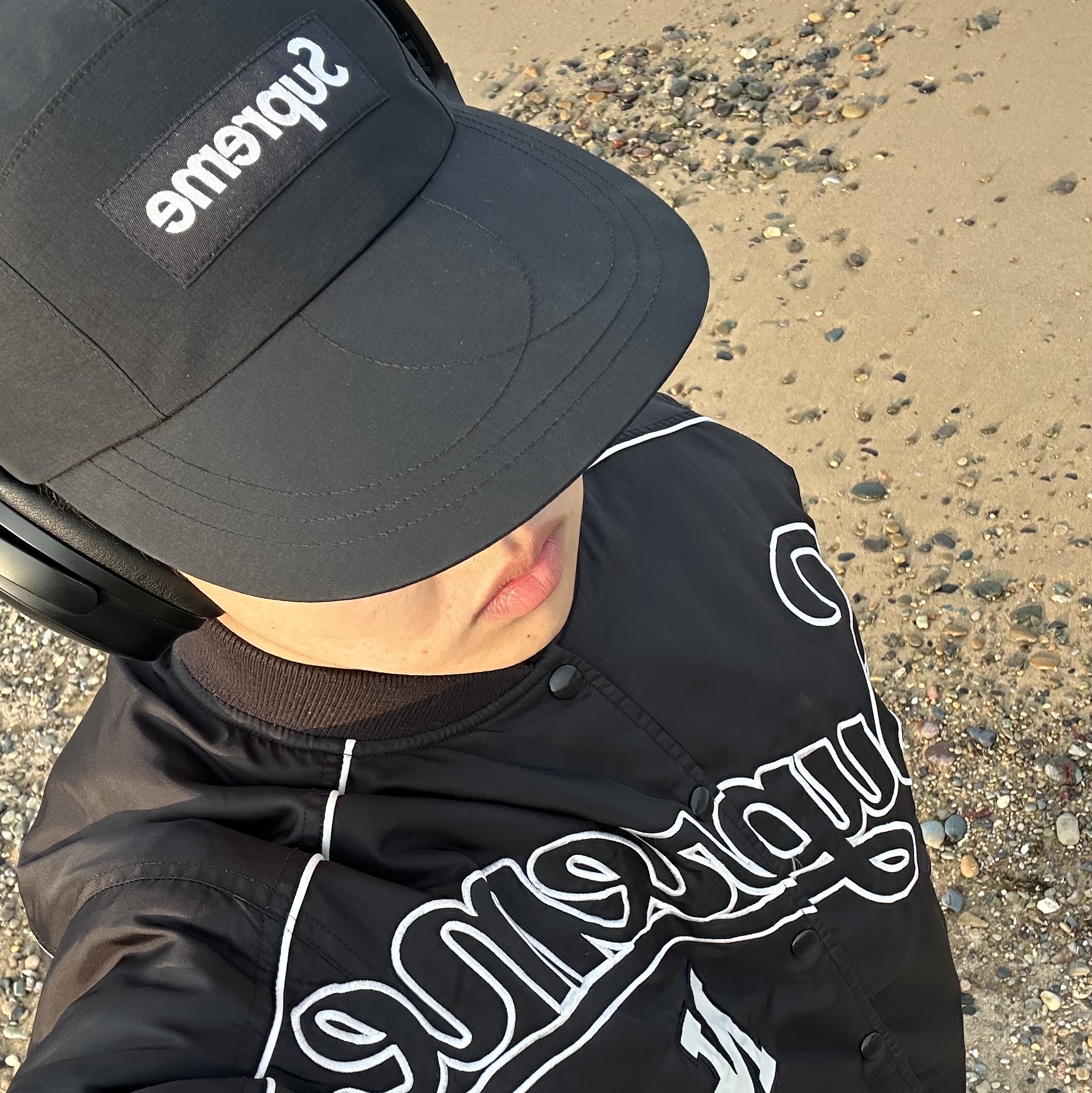 Supreme Gore-Tex Paclite Long Bill Camp Cap Black - 23SS, Supreme Contrast Script Varsity Jacket Black - 20FW 착용 스타일 - 1