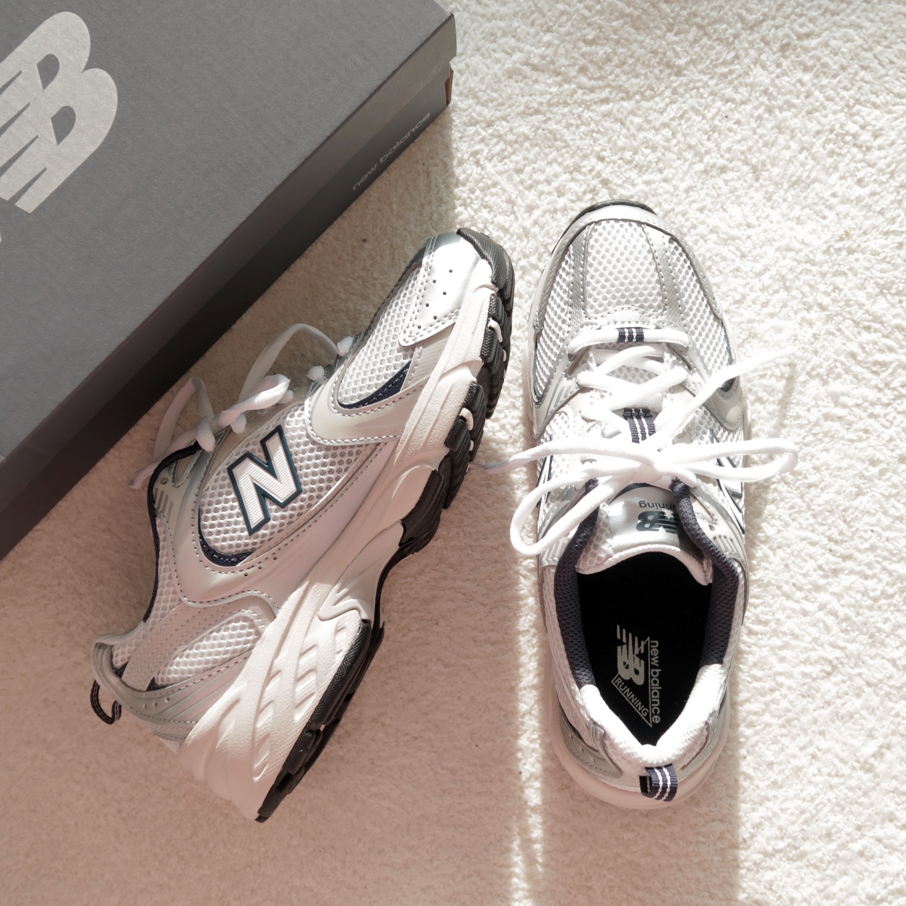 New Balance 530 Steel Grey 착용 스타일 - 5