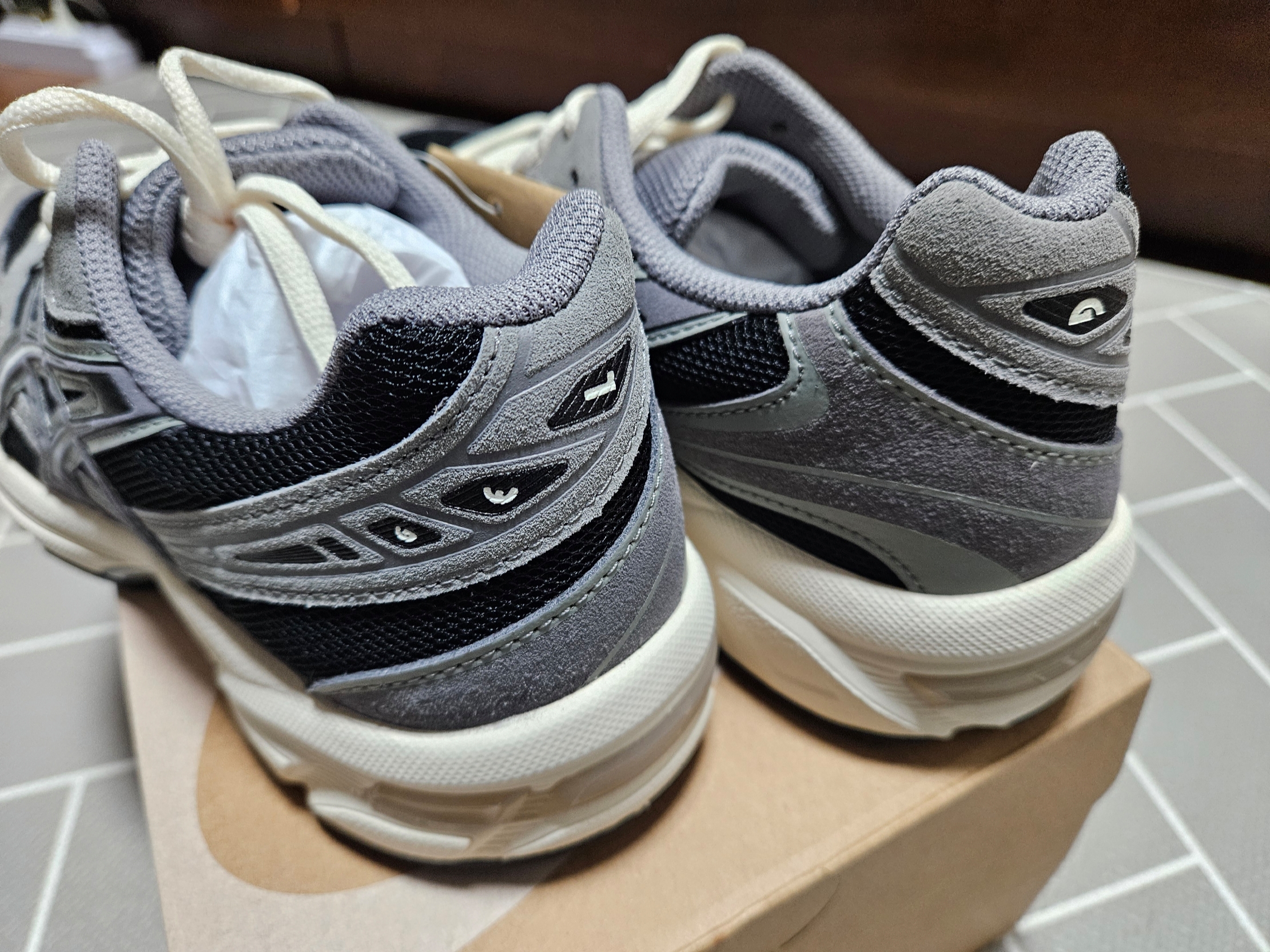 Asics Gel-1130 Black Carbon 착용 스타일 - 4