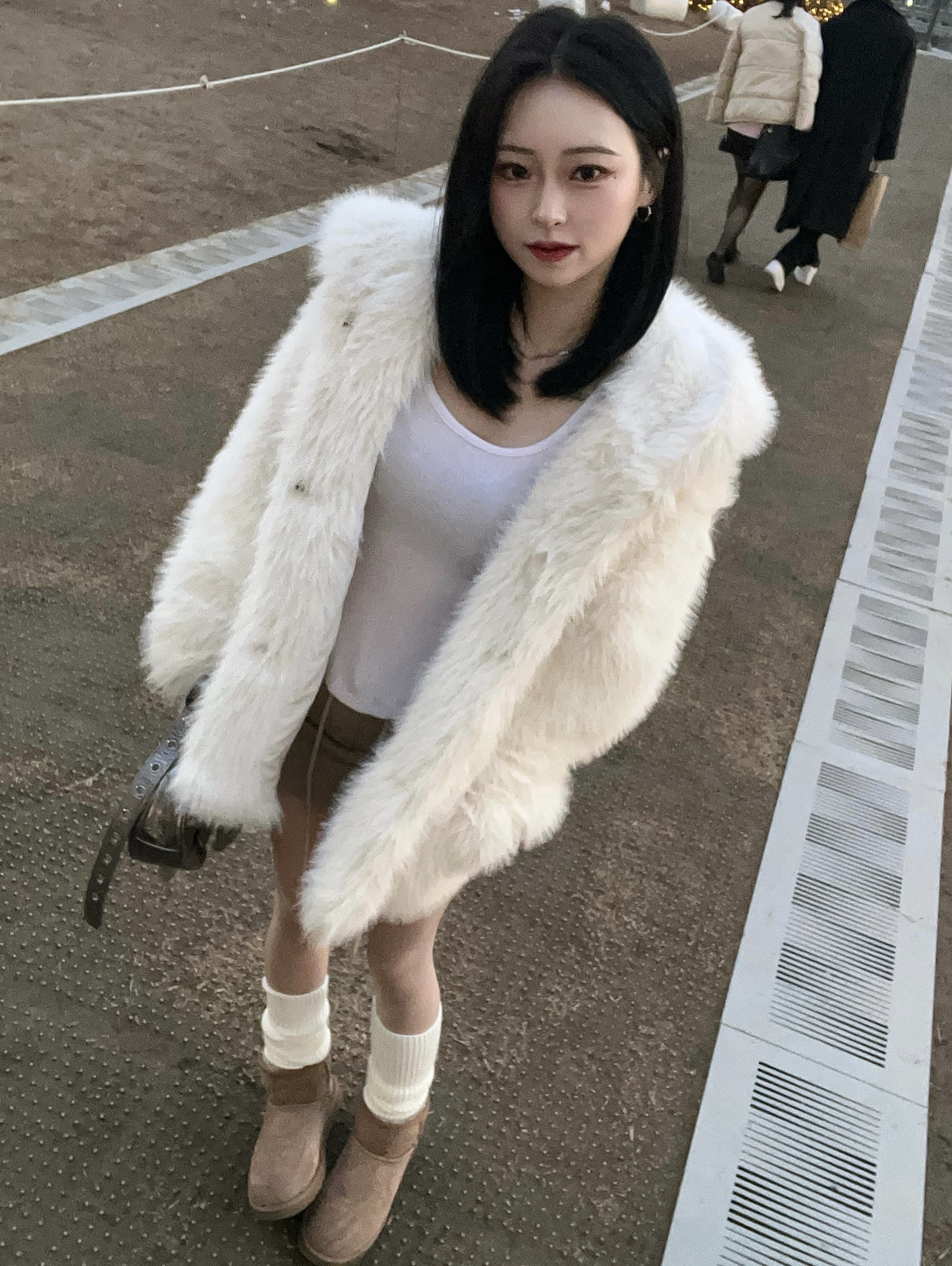 (W) UGG Classic Mini II Boots Chestnut, Balenciaga Le Cagole XS Shoulder Bag Metallized Silver 착용 스타일 - 1