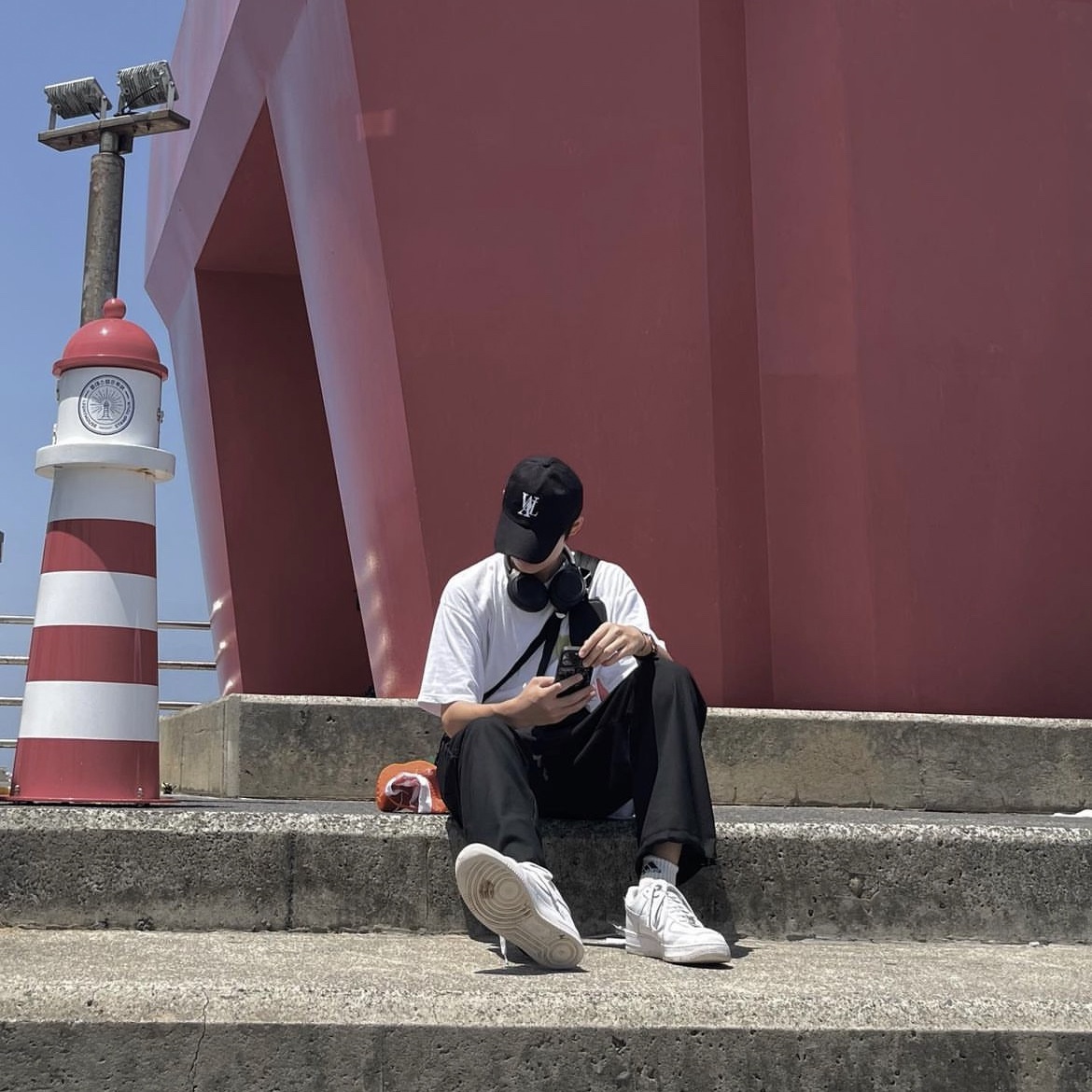 Nike Air Force 1 '07 Low White, Stussy Desert Bloom T-Shirt White 착용 스타일